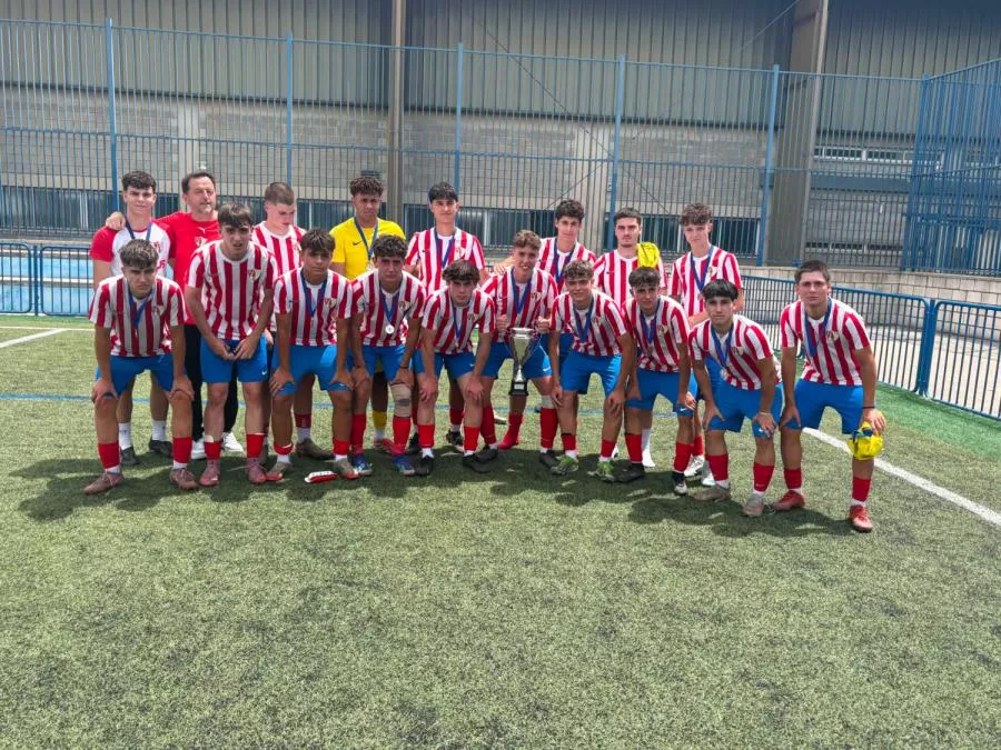 El equipo juvenil del Barbastro celebra el título conseguido.