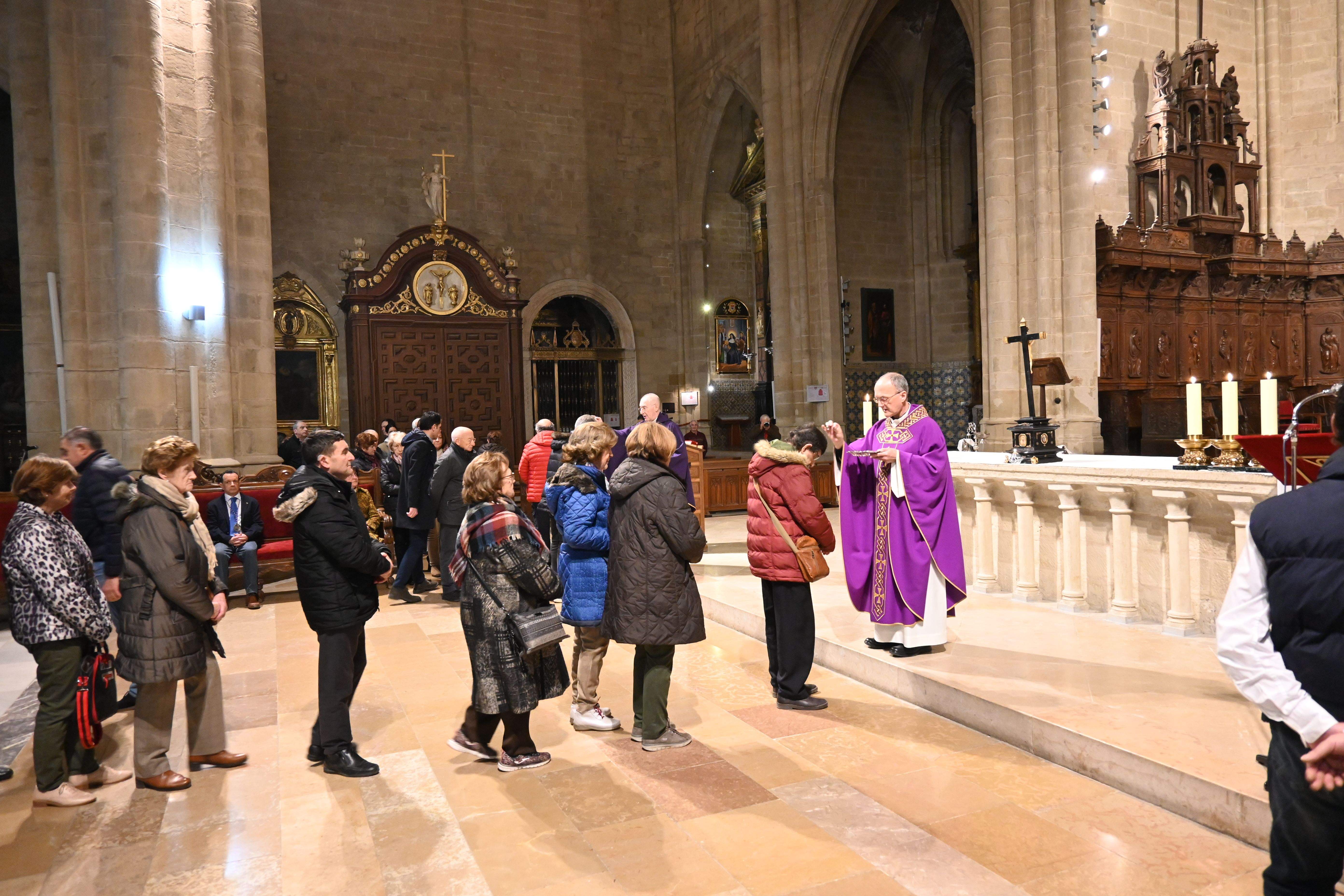 Imposición de Ceniza en la Catedral de Huesca. Foto Carlos Jalle