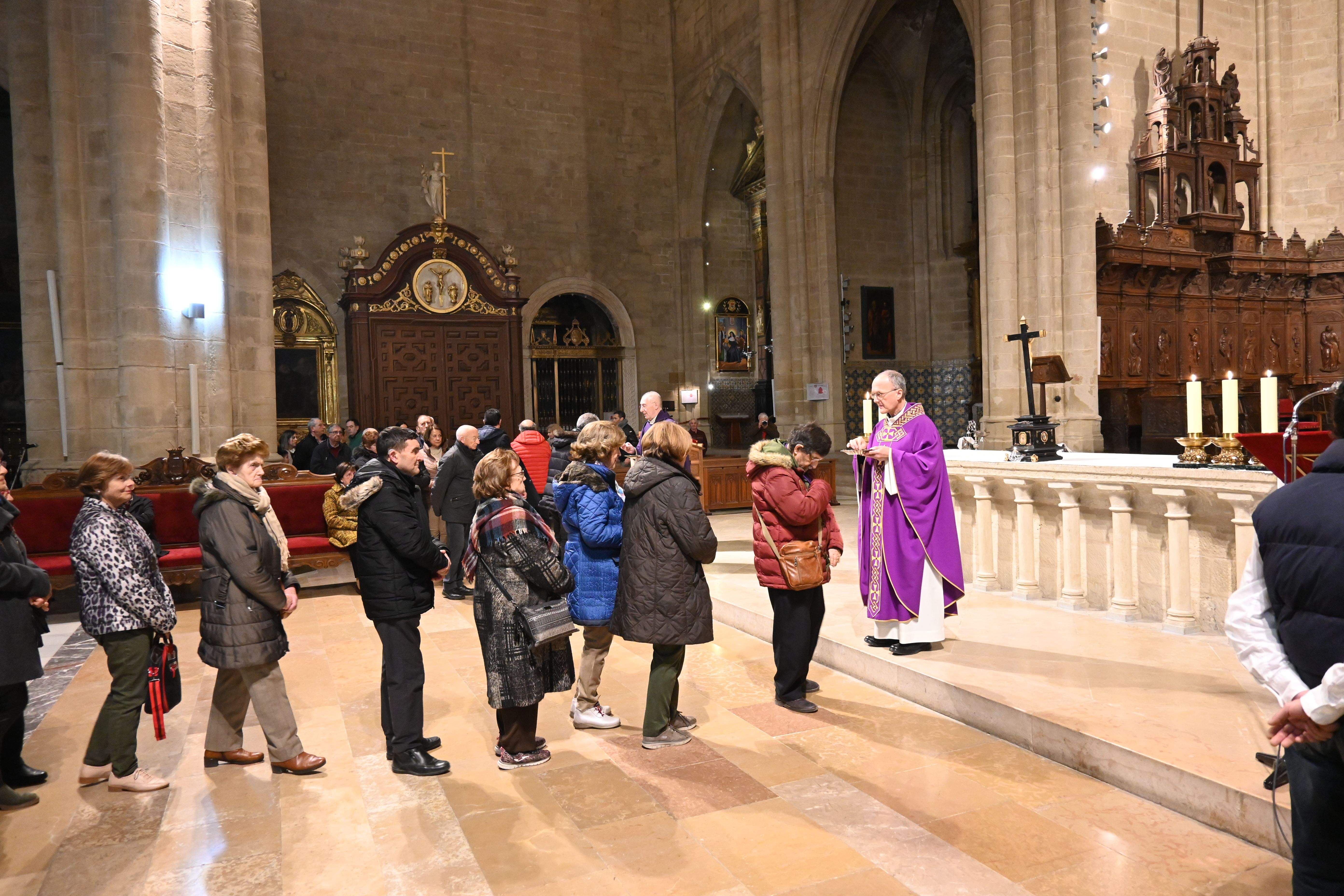 Imposición de Ceniza en la Catedral de Huesca. Foto Carlos Jalle
