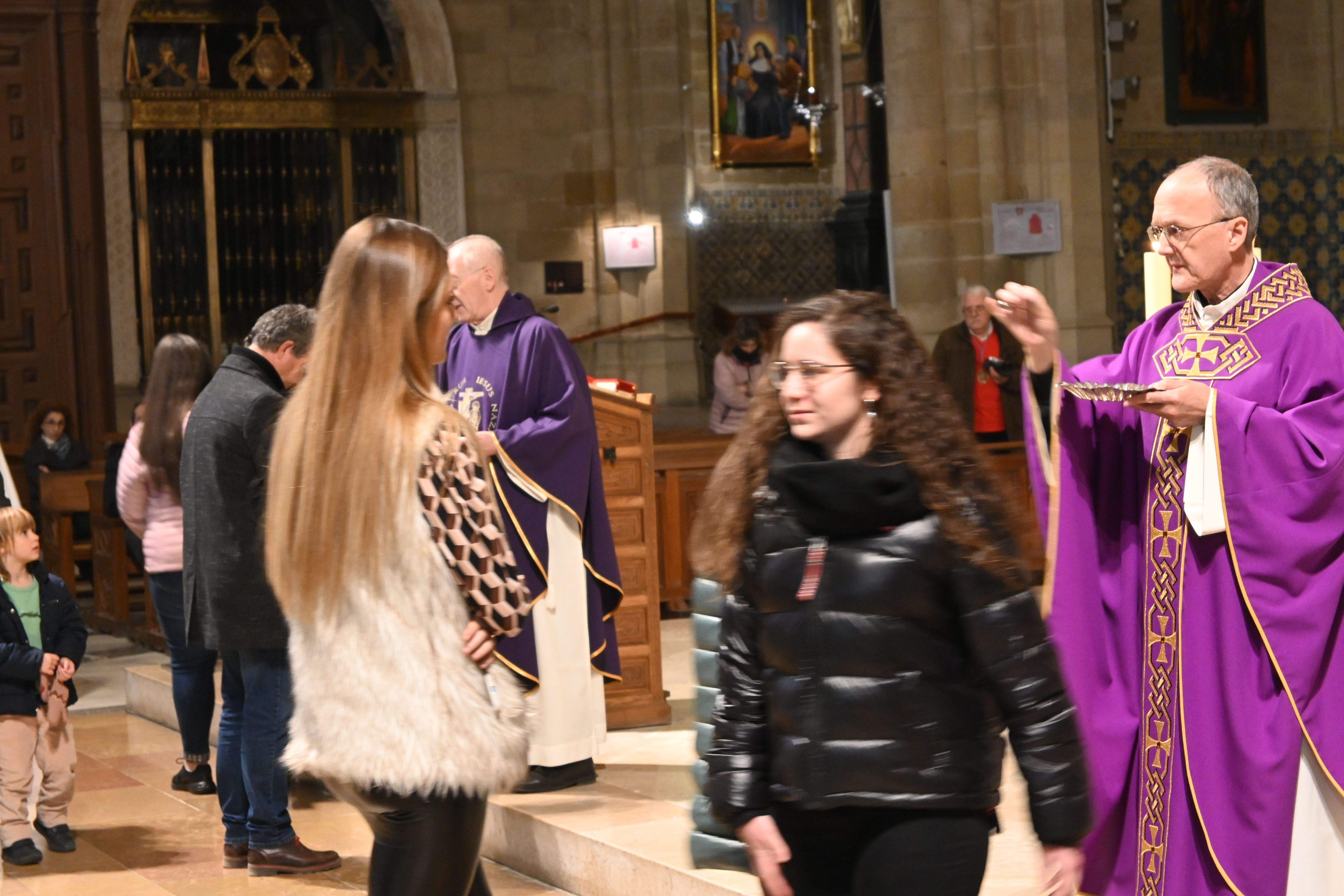 Imposición de Ceniza en la Catedral de Huesca. Foto Carlos Jalle