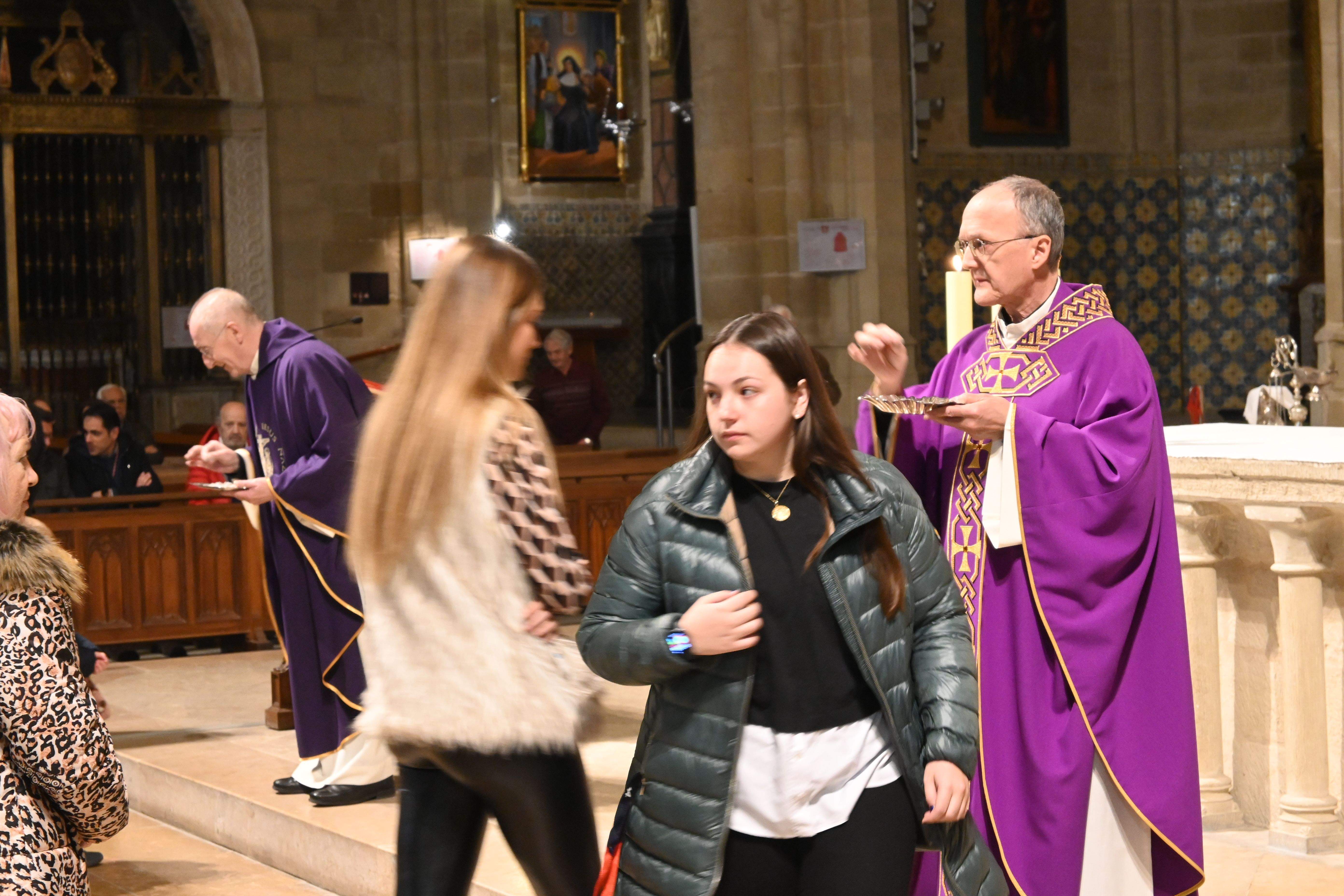 Imposición de Ceniza en la Catedral de Huesca. Foto Carlos Jalle