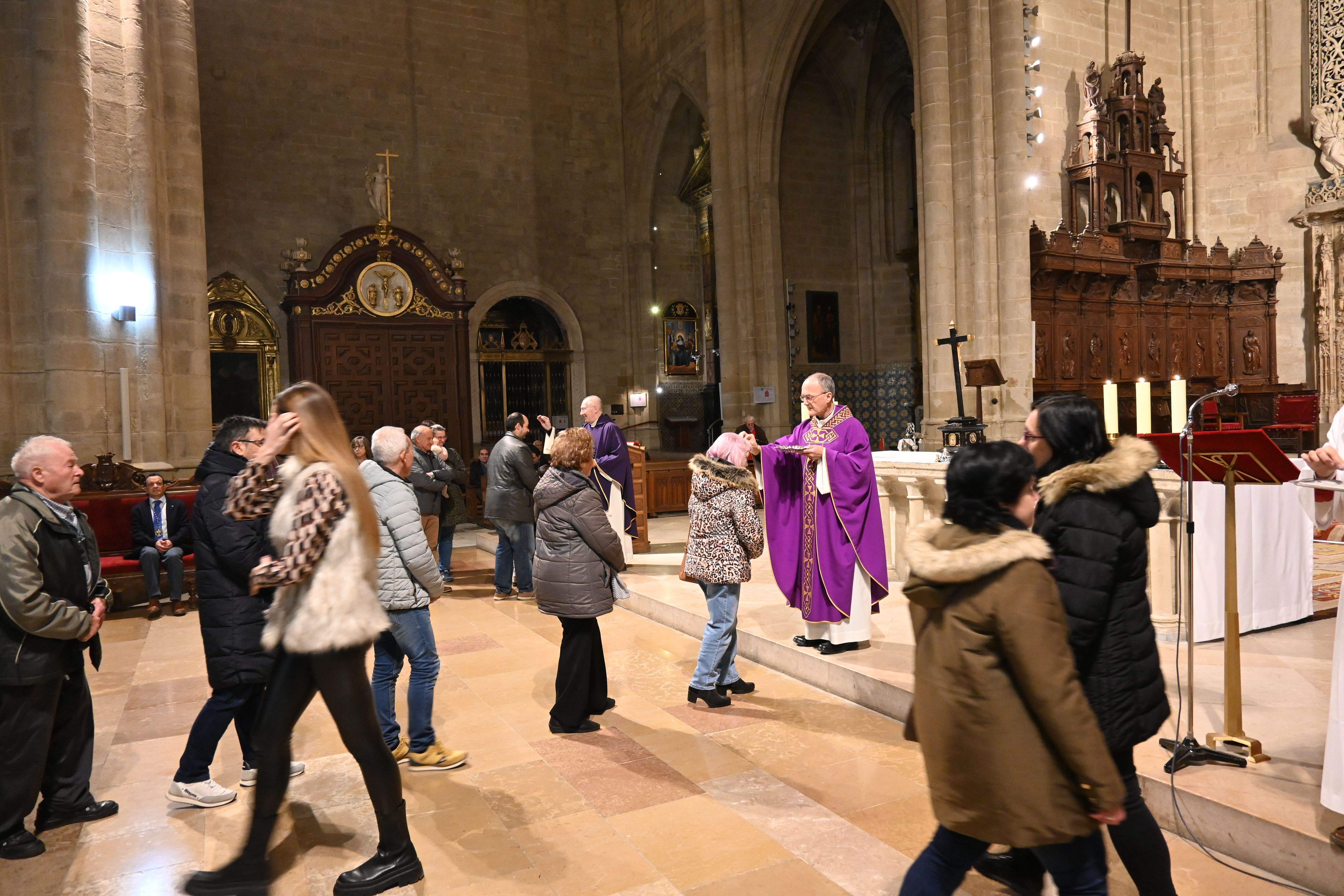 Imposición de Ceniza en la Catedral de Huesca. Foto Carlos Jalle