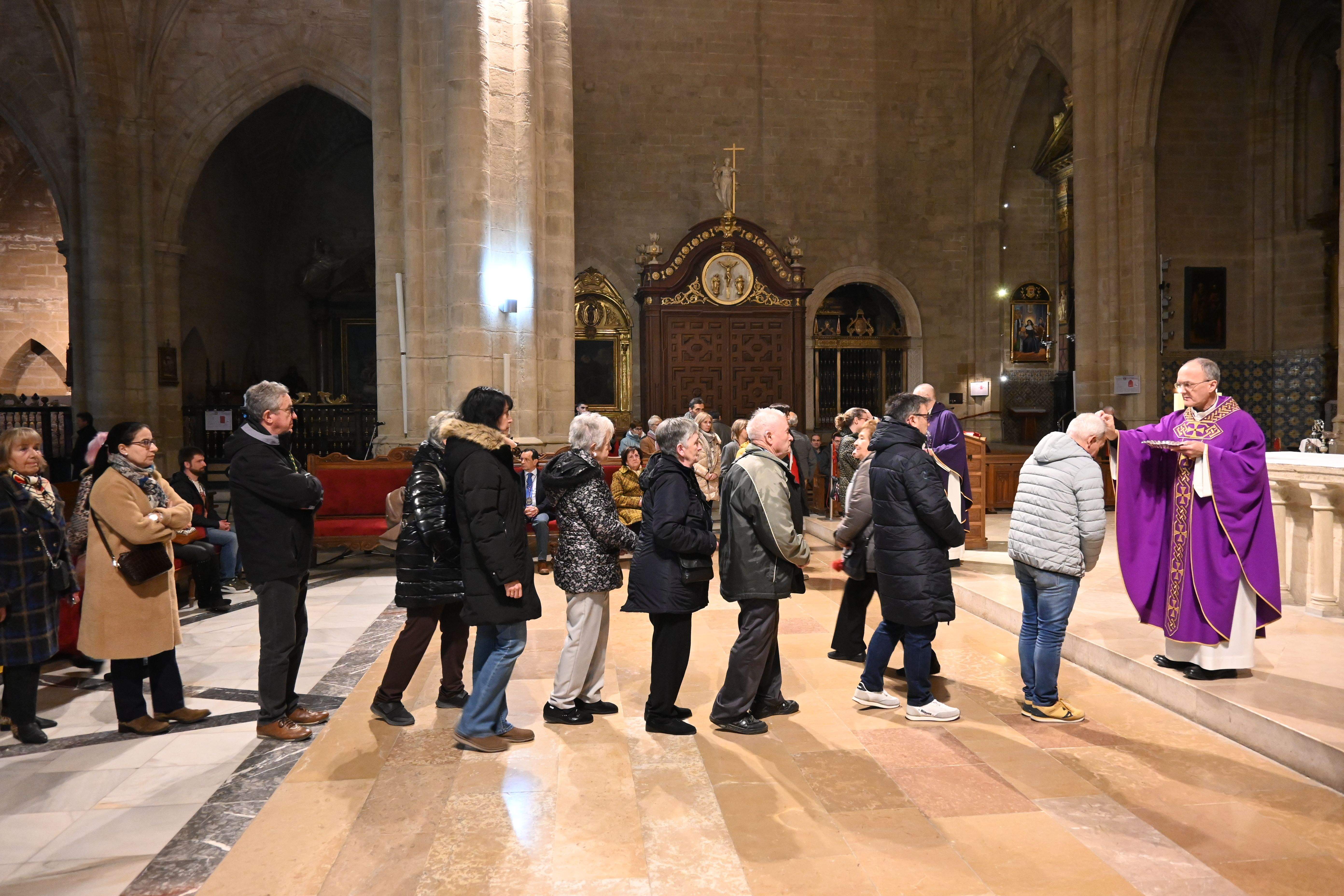 Imposición de Ceniza en la Catedral de Huesca. Foto Carlos Jalle