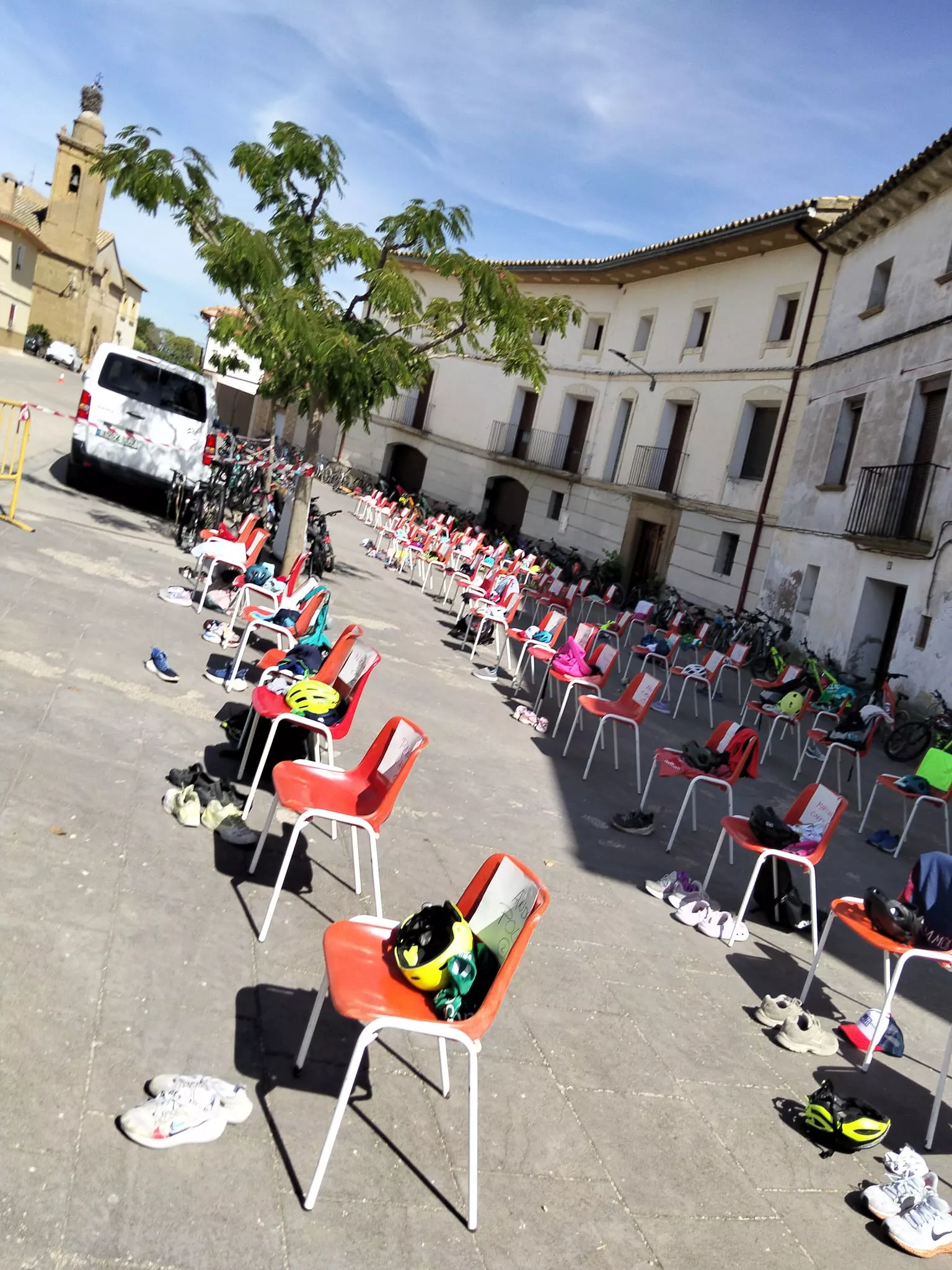 Imagen de la plaza del pueblo. Imagen de la plaza del pueblo.