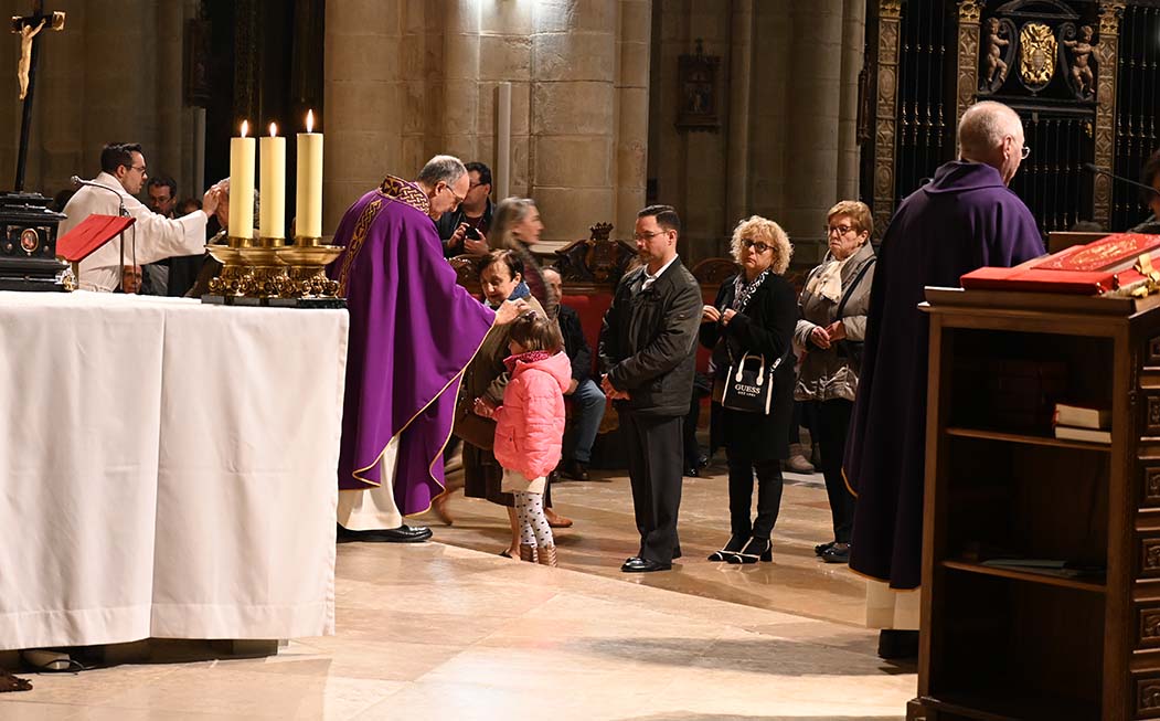 Don Julián Ruiz Martorell impone la ceniza a una niña. Foto Carlos Jalle Don Julián Ruiz Martorell impone la ceniza a una niña. Foto Carlos Jalle