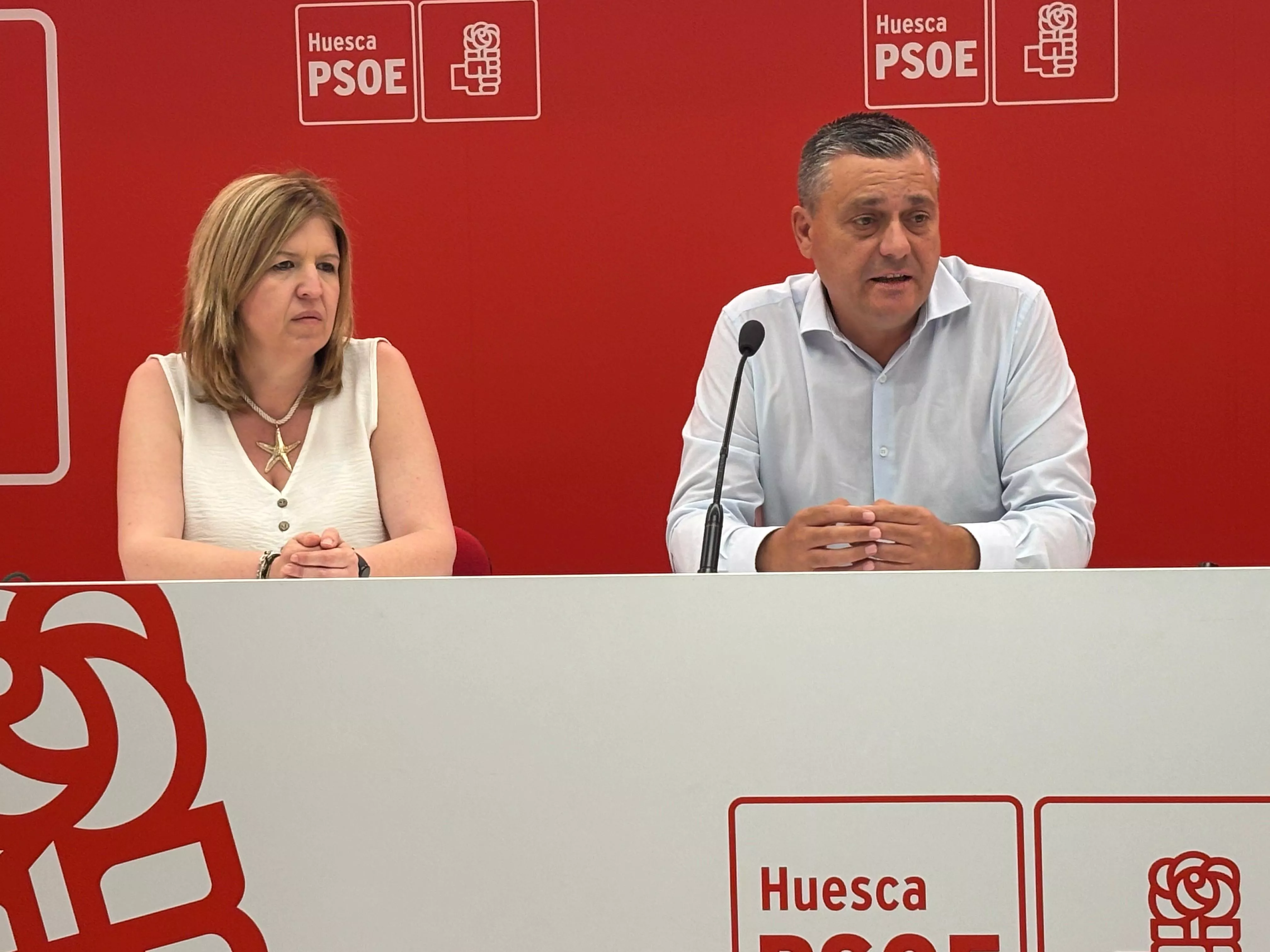 Fernando Sabés en rueda de prensa con Elena Casaus.