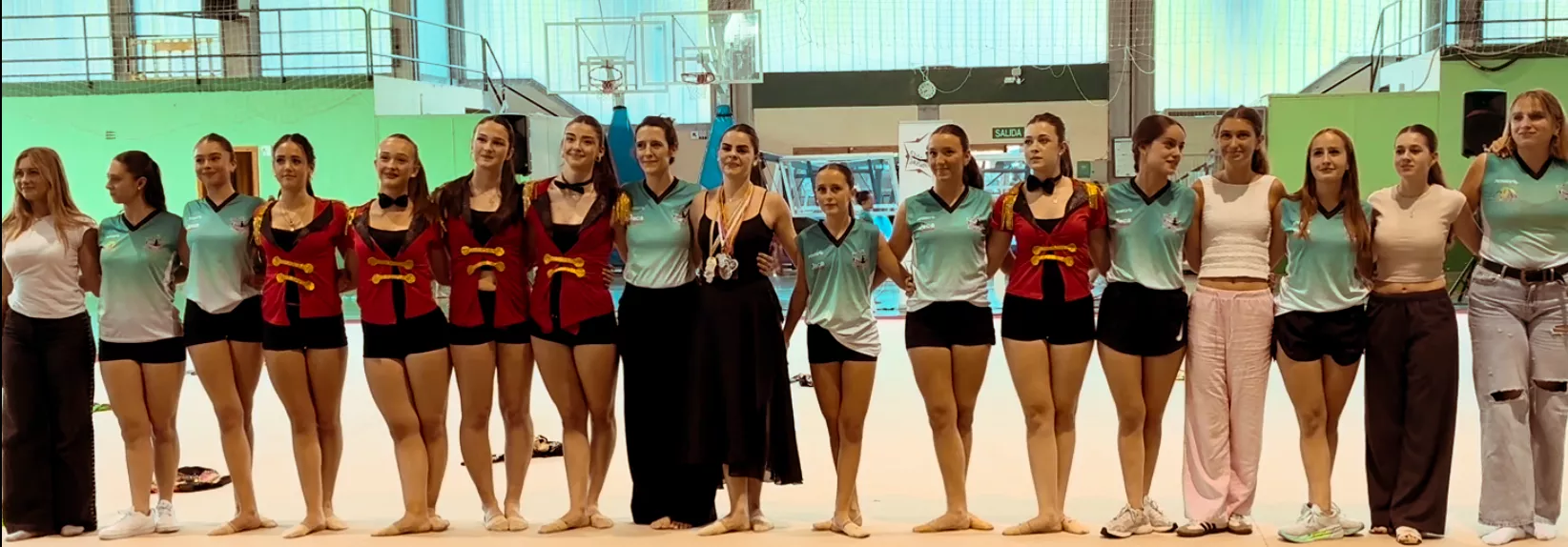 GIMNASTAS MAYORES Y ENTRENADORAS