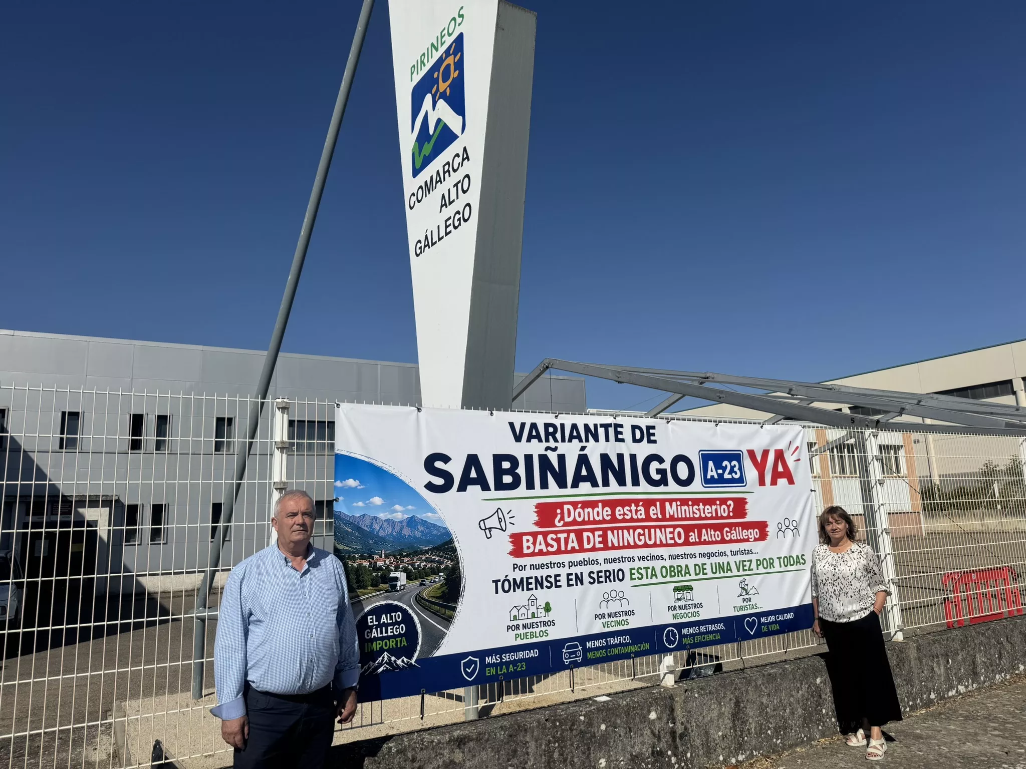 La Comarca del Alto Gállego instala una pancarta para no olvidar la variante de Sabiñánigo.