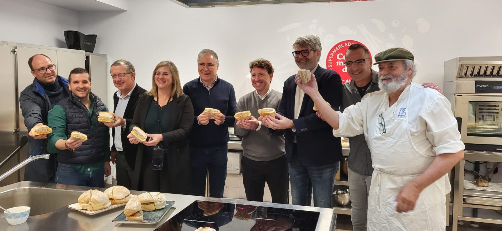 Patrocinadores y directora general, con las hamburguesas elaboradas por Antonio Arazo.