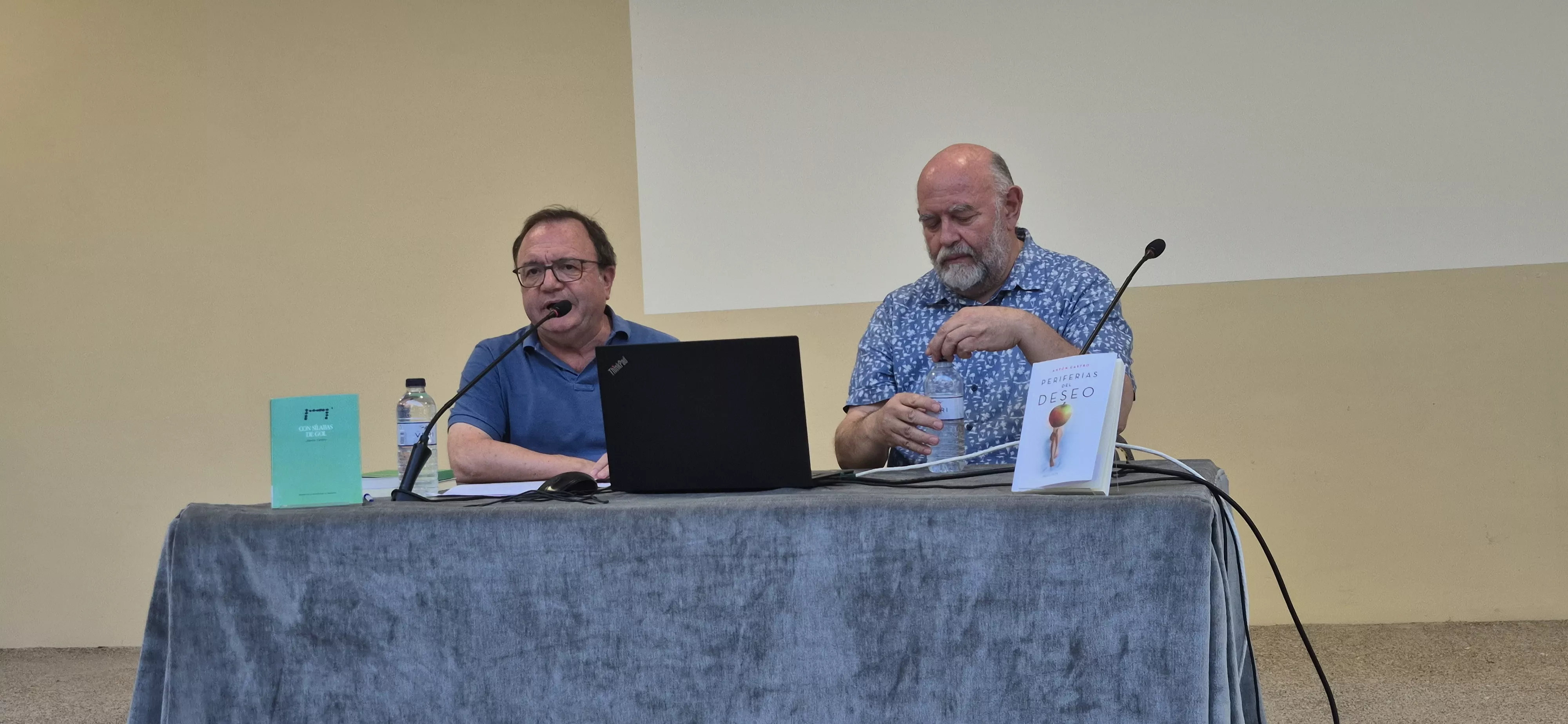 José Domingo Dueñas y Antón Castro en el IEA. Foto Myriam Martínez