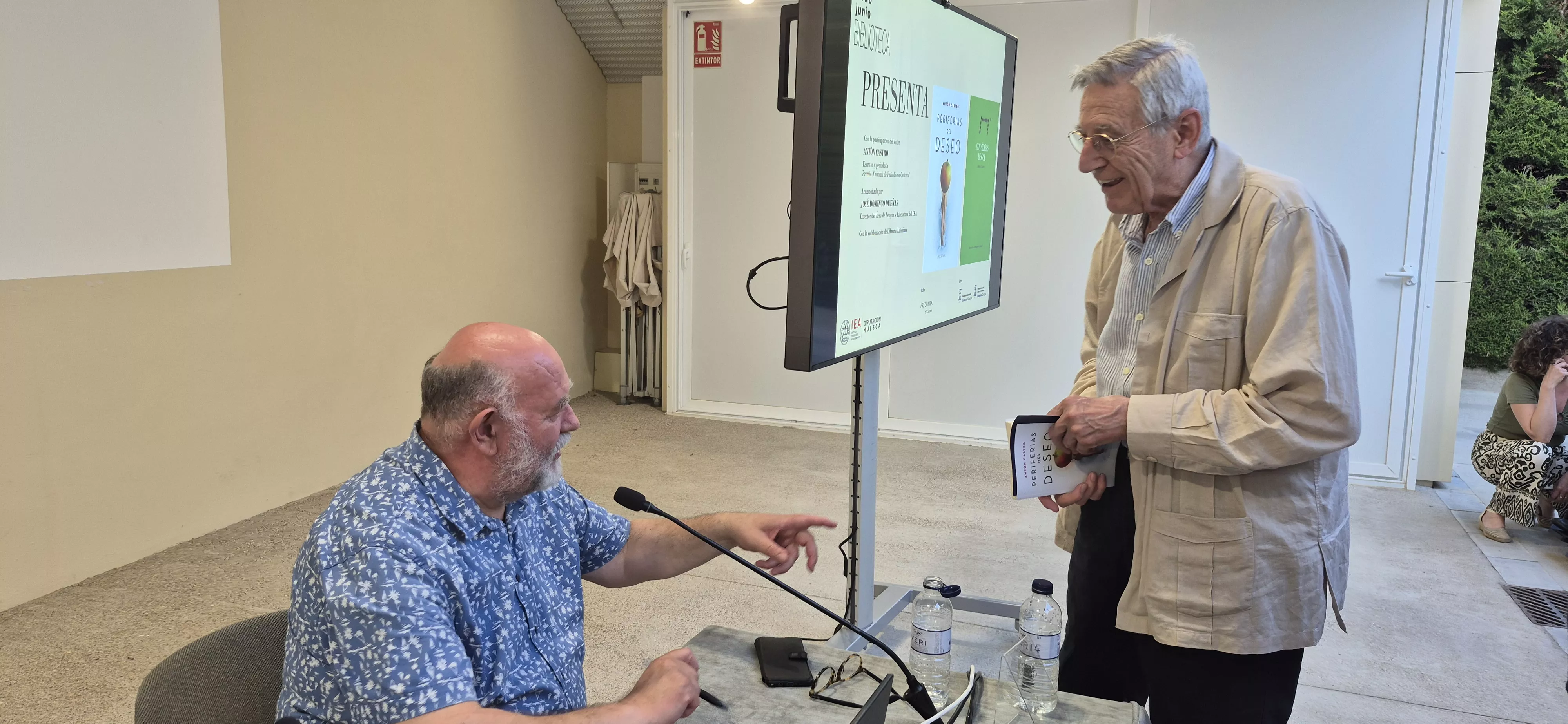 Antón Castro firmando ejemplares de Periferias del deseo y Con sílabas de gol en el IEA. Foto Myriam Martínez