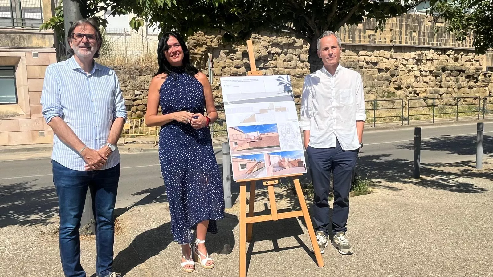 Rodríguez, Orduna y Marín en la presentación del proyecto de escalera de acceso al paseo de la muralla de Huesca. Foto Mercedes Manterola