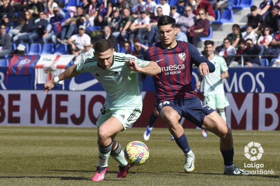 Cristian Salvador disputa un balón en el partido ante el Granada, justo antes de ser sustituido. Foto: LaLiga