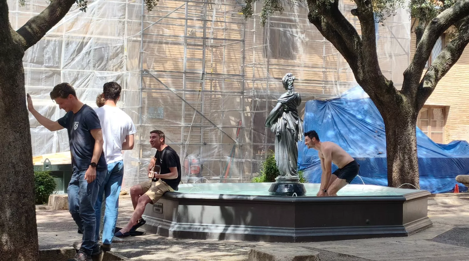 Ciudadanos franceses bañándose en gayumbos en la Moreneta de Huesca