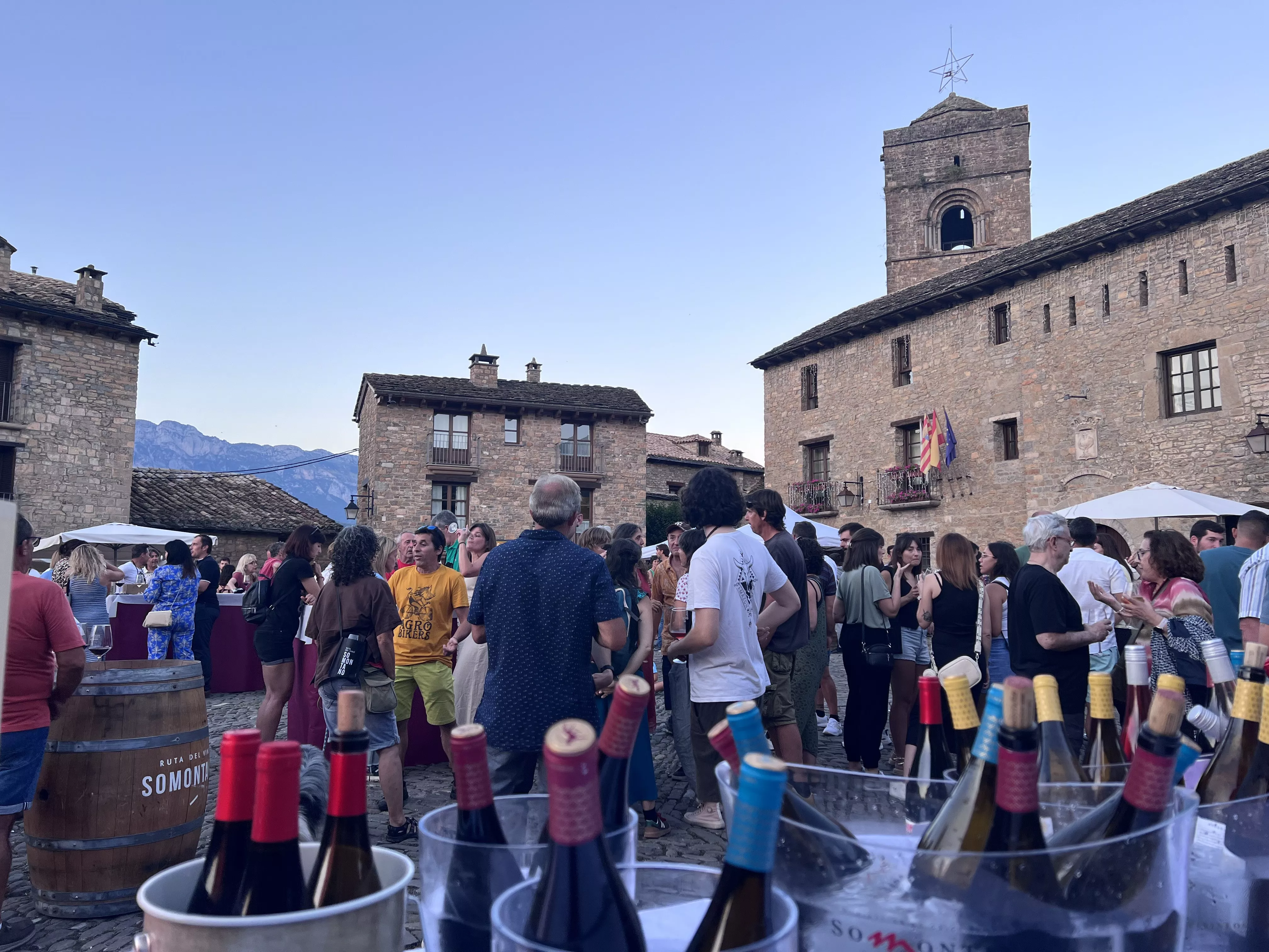 Plaza Mayor de Aínsa en Somontano en Ruta en una anterior edición
