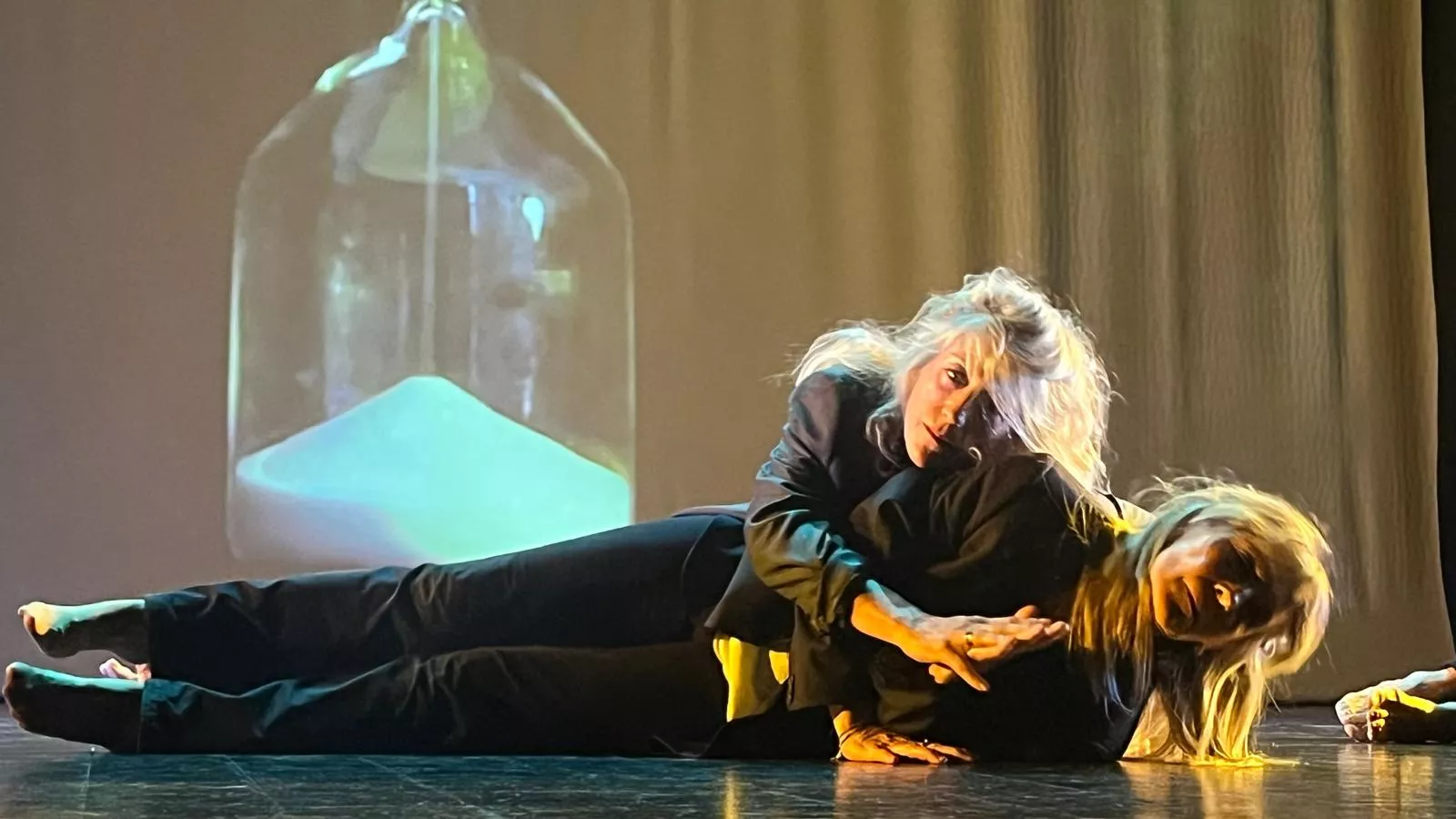 Representación de 'Tiempo ajeno' del El Taller Municipal de Danza Contemporánea. Foto Mercedes Manterola