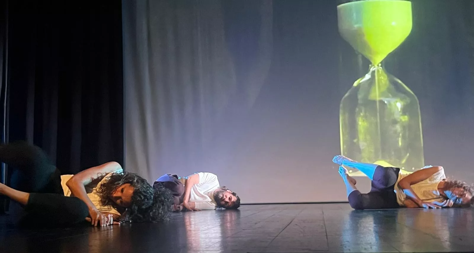 Representación de 'Tiempo ajeno' del El Taller Municipal de Danza Contemporánea. Foto Mercedes Manterola