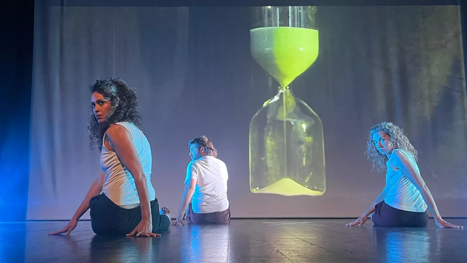 Representación de 'Tiempo ajeno' del El Taller Municipal de Danza Contemporánea. Foto Mercedes Manterola