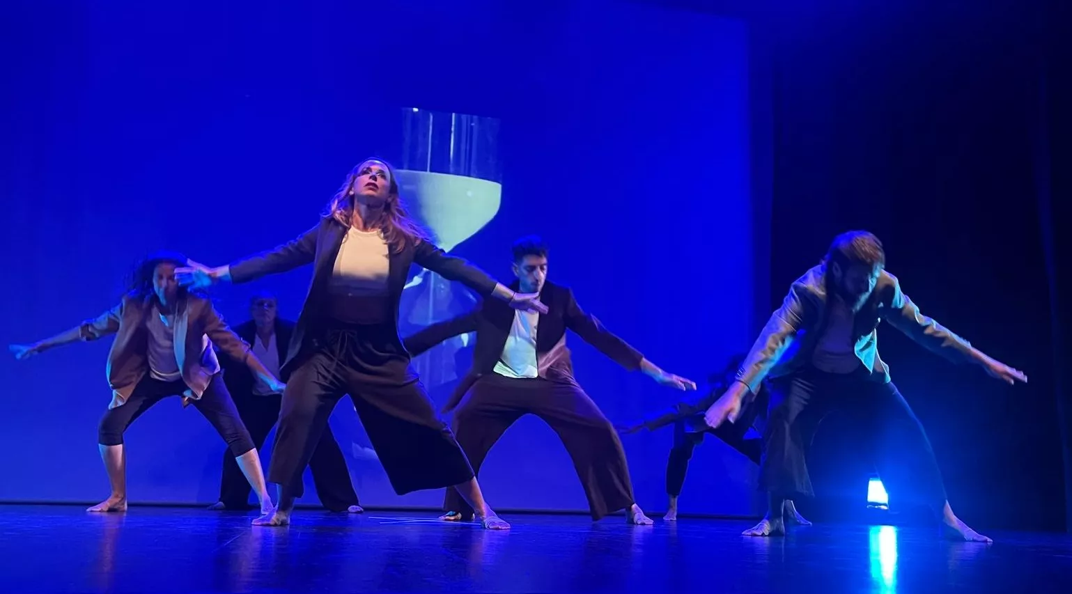 Representación de 'Tiempo ajeno' del El Taller Municipal de Danza Contemporánea. Foto Mercedes Manterola
