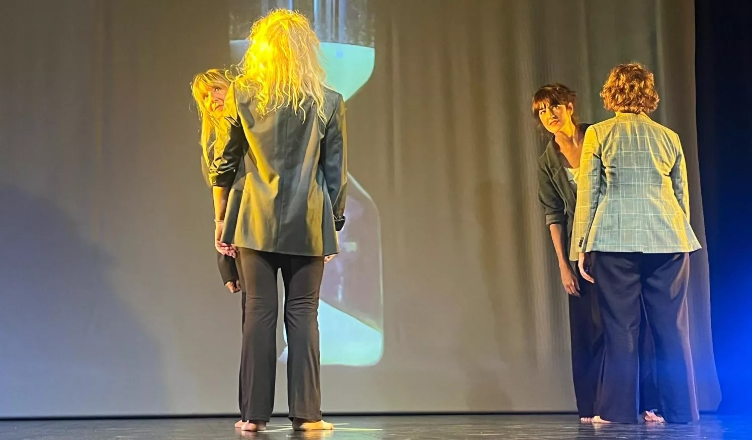 Representación de 'Tiempo ajeno' del El Taller Municipal de Danza Contemporánea. Foto Mercedes Manterola