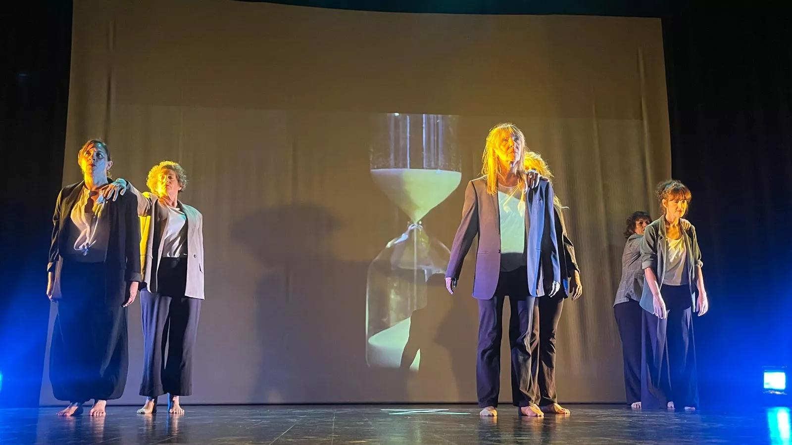 Representación de 'Tiempo ajeno' del El Taller Municipal de Danza Contemporánea. Foto Mercedes Manterola