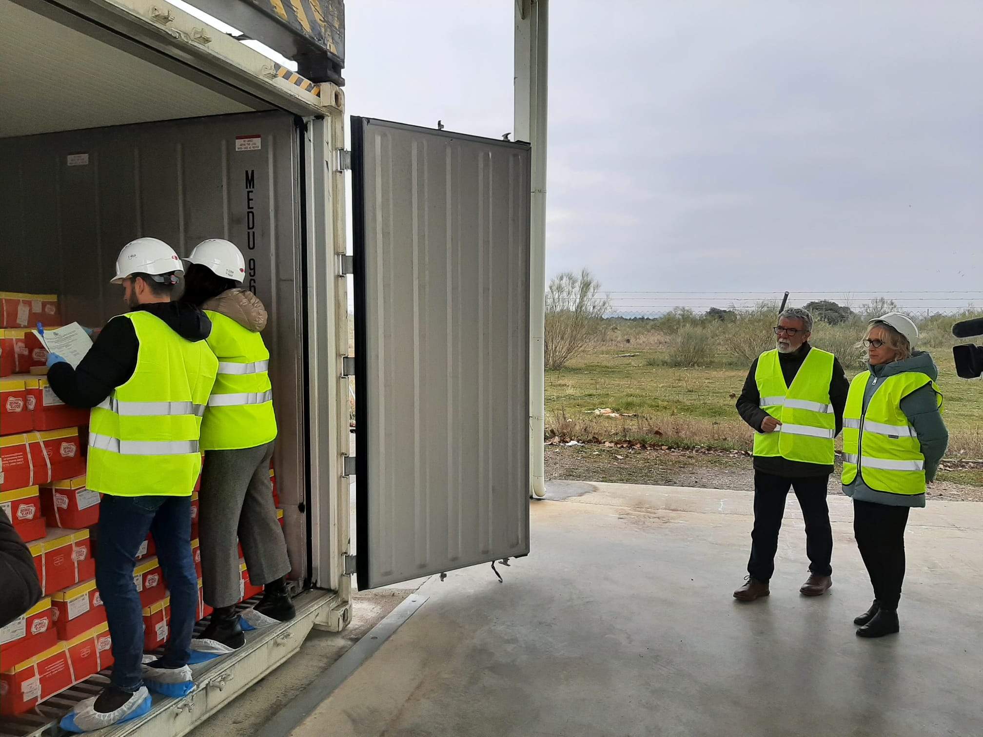 Silvia Salazar asiste a la inspección de uno de los contenedores en la TIM.