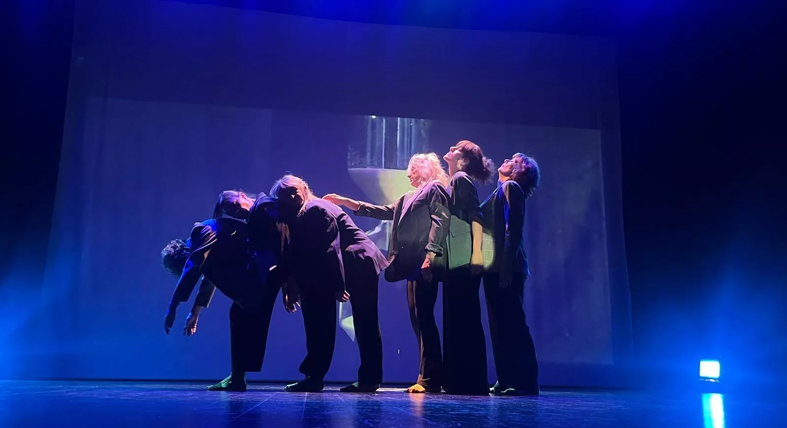 Representación de 'Tiempo ajeno' del El Taller Municipal de Danza Contemporánea. Foto Mercedes Manterola
