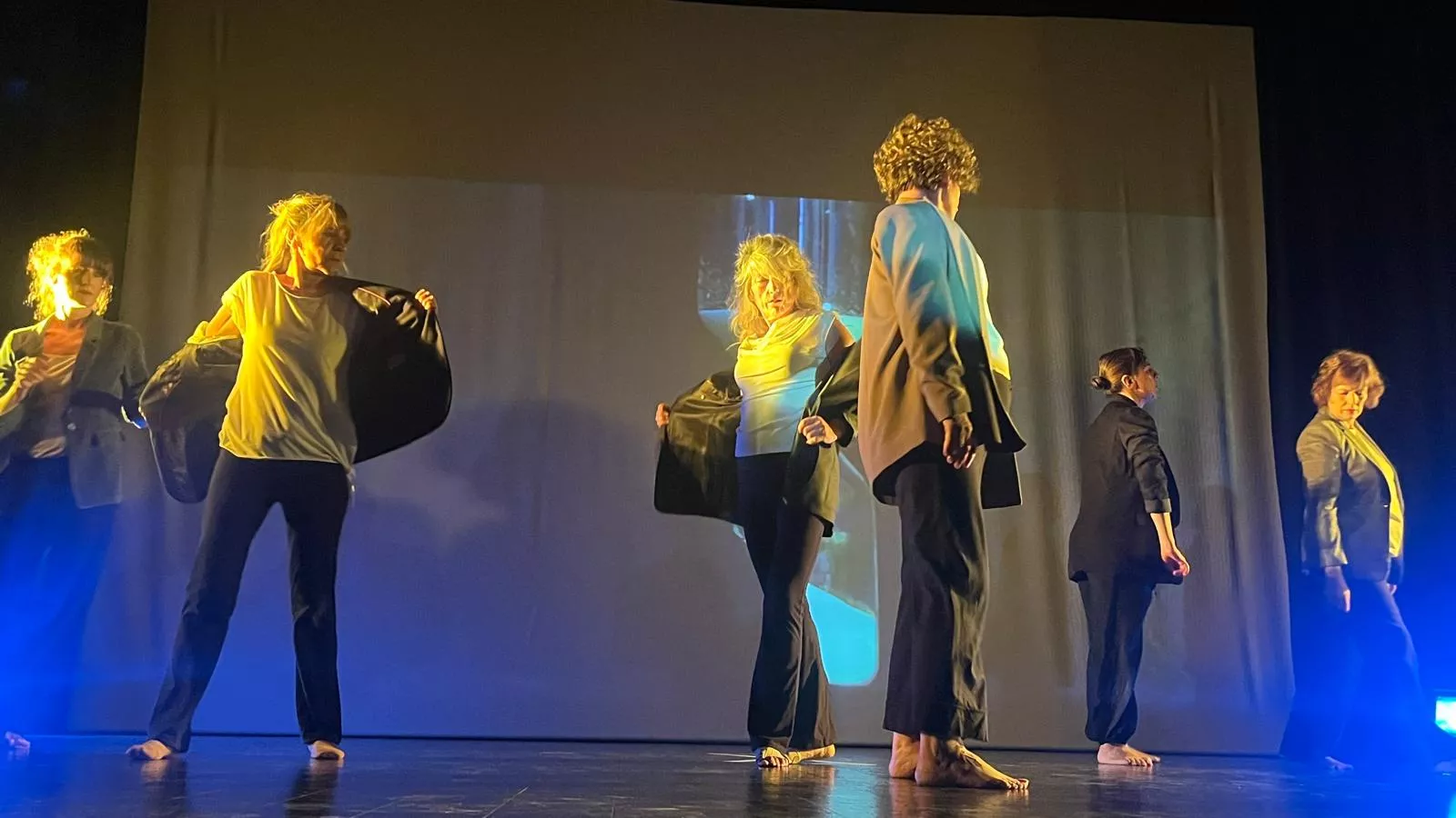 Representación de 'Tiempo ajeno' del El Taller Municipal de Danza Contemporánea. Foto Mercedes Manterola