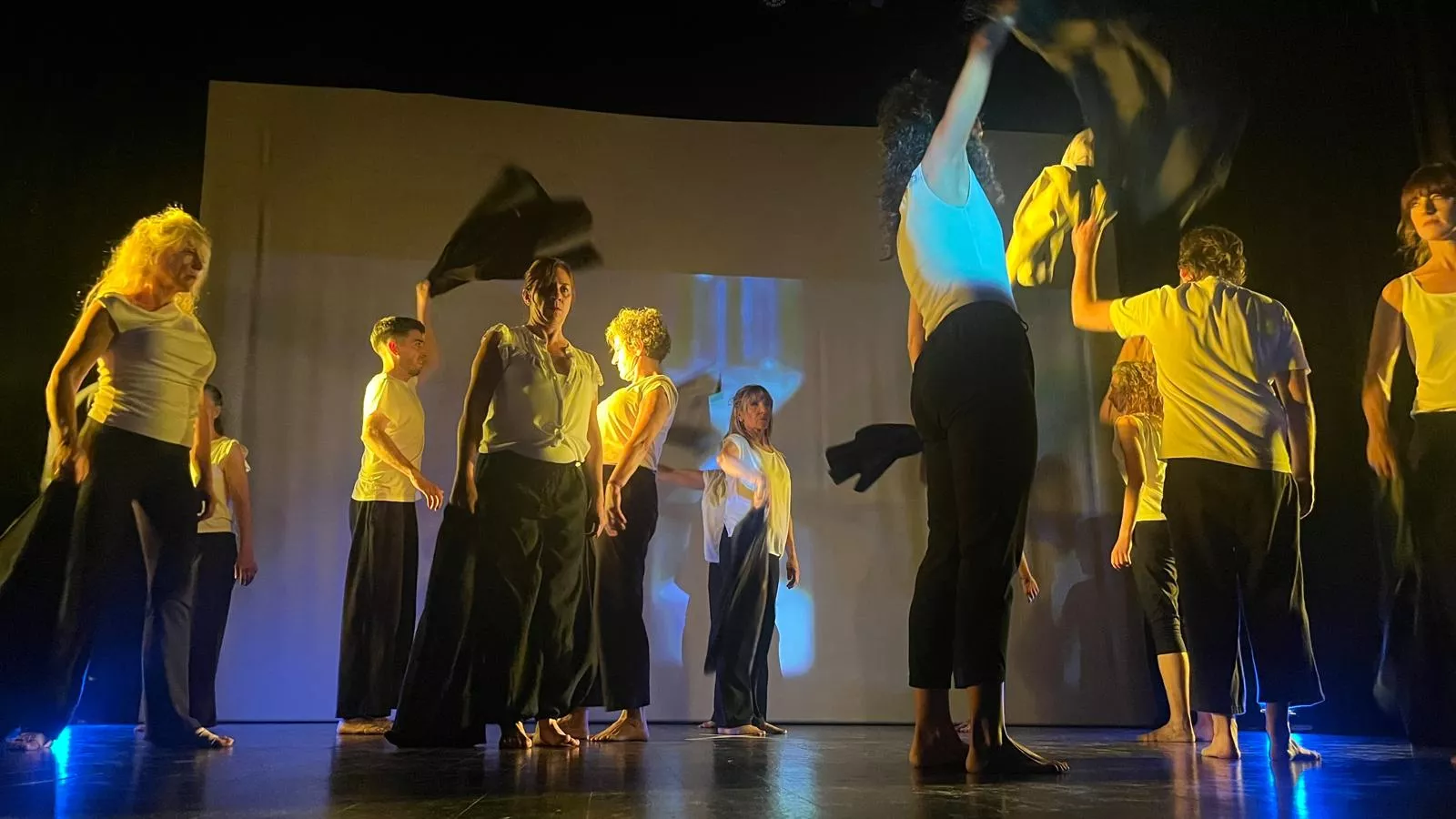 Representación de 'Tiempo ajeno' del El Taller Municipal de Danza Contemporánea. Foto Mercedes Manterola