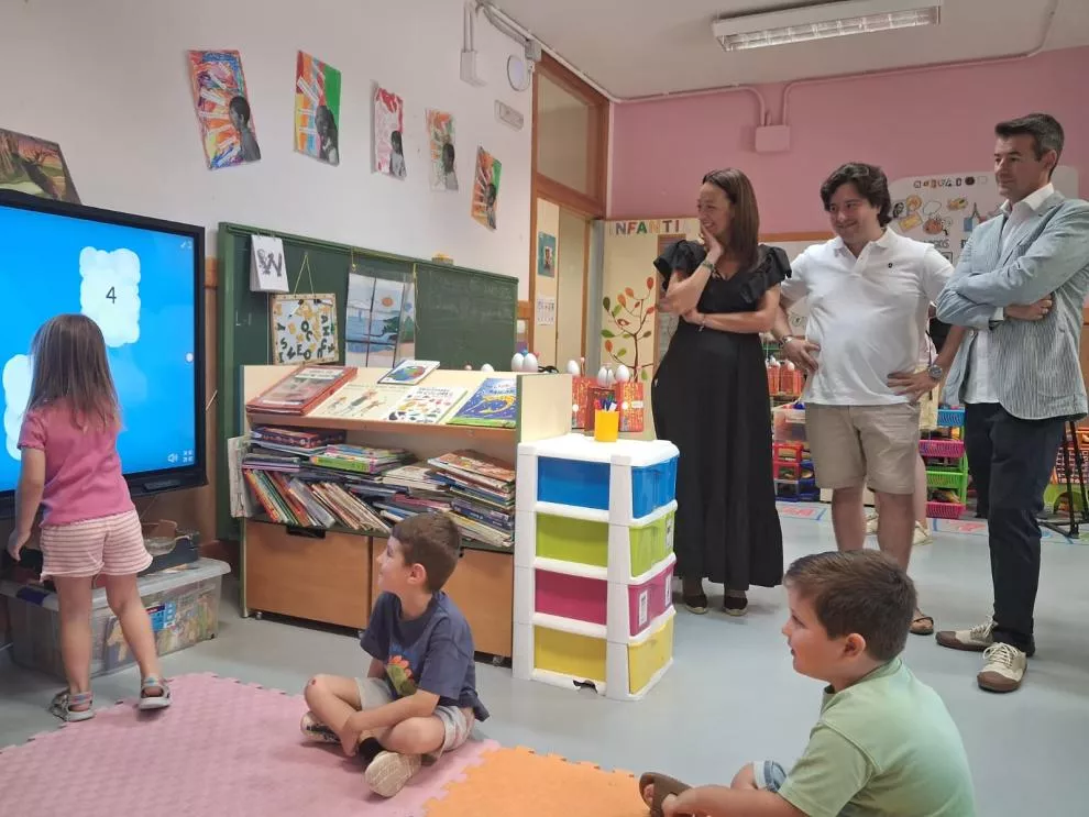 Carmen Susín, Álvaro Domec y Carlos Oliván en el CRA La Sabina de Robres. Educación culmina la digitalización en Aragón de 8.800 aulas con 28 millones de inversión