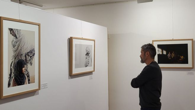 Un visitante a la exposición Cazadores de Imágenes