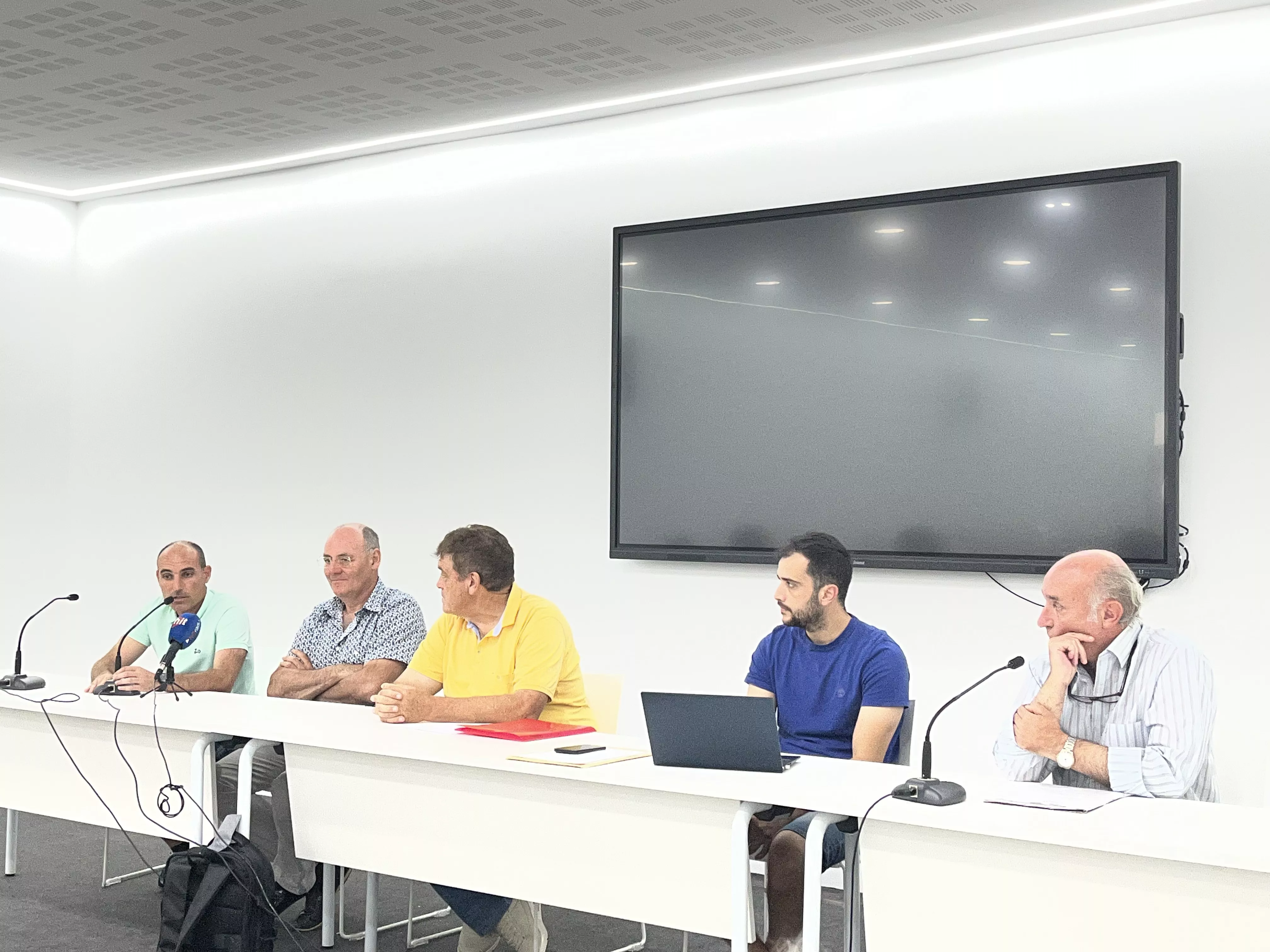 Iván Martínez, junto a la nueva directiva de la UD Barbastro. Foto: Adri Mora