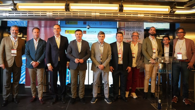 Foto de familia en la jornada en el Santiago Bernabeu con el presidente de la Asociación de Hostelería de Huesca, Javier Mas Foto de familia en la jornada en el Santiago Bernabeu con el presidente de la Asociación de Hostelería de Huesca, Javier Mas