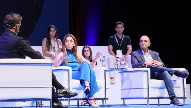 Pilar Manchón, directora de estrategia de investigación e IA en Google, y Omar Hatamleh, director global de Inteligencia Artificial en la NASA Pilar Manchón, directora de estrategia de investigación e IA en Google, y Omar Hatamleh, director global de Inteligencia Artificial en la NASA