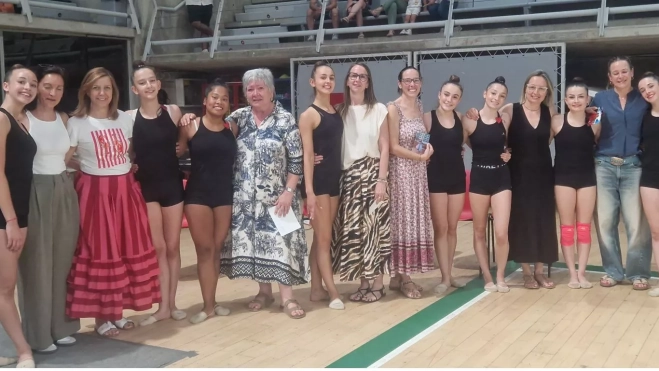 El grupo de gimnastas con sus madres en el homenaje. El grupo de gimnastas con sus madres en el homenaje.