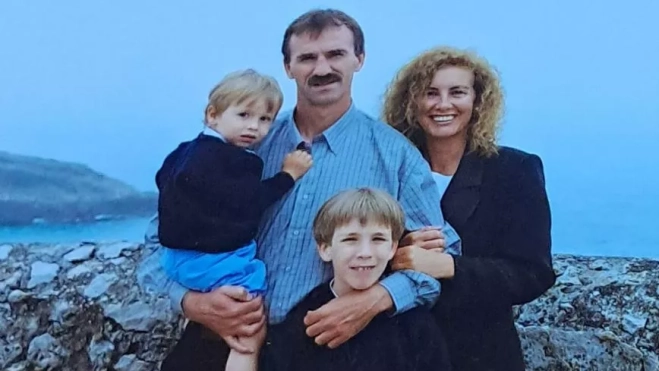 Una foto de gran valor, Javier con su mujer Cristina y sus hijos Javi y Pablo.