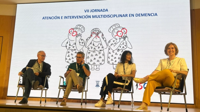 Participantes en la primera de las sesiones. Participantes en la primera de las sesiones.