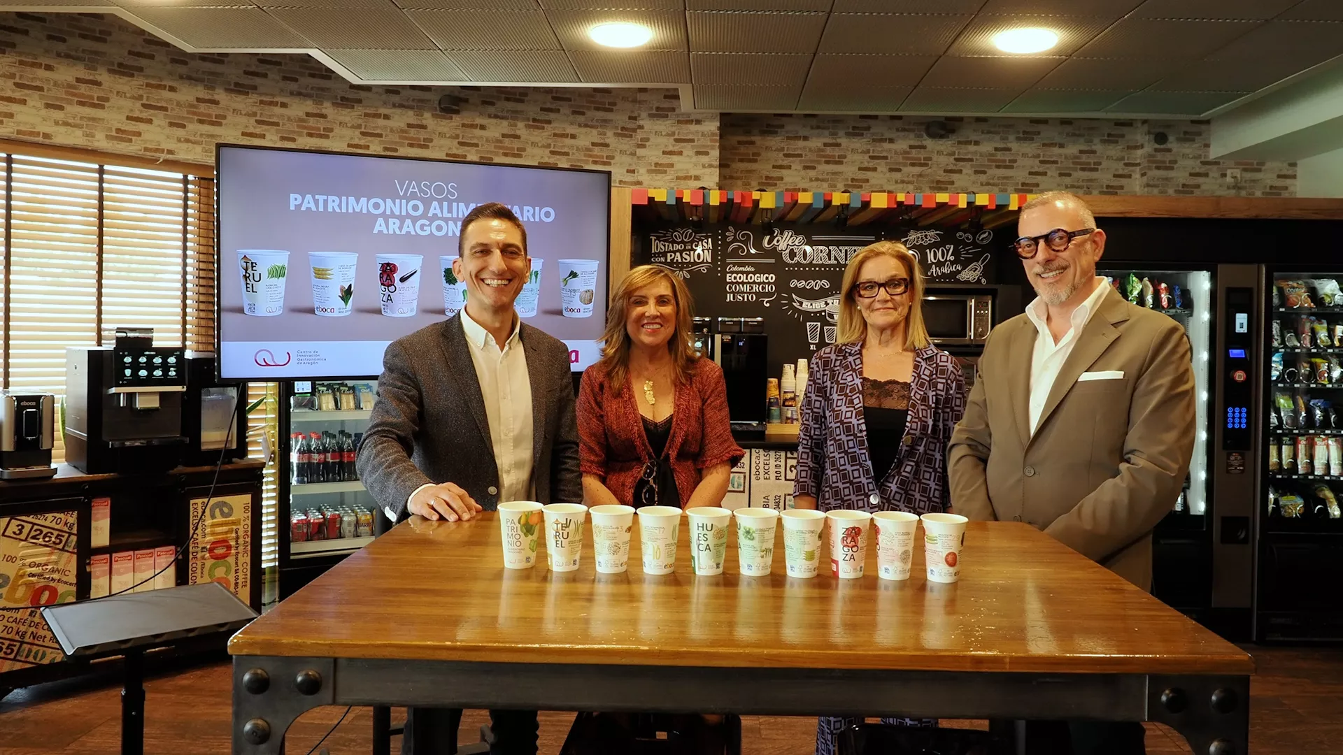 Manuel Torres, Amparo Cuéllar, Anabel Costas y Raúl Benito en la presentación de los vasos sobre patrimonio alimentario aragonés