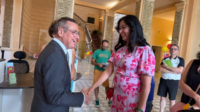 Pascal Claverie recibe a Lorena Orduna en el Ayuntamiento de Tarbes. Pascal Claverie recibe a Lorena Orduna en el Ayuntamiento de Tarbes.