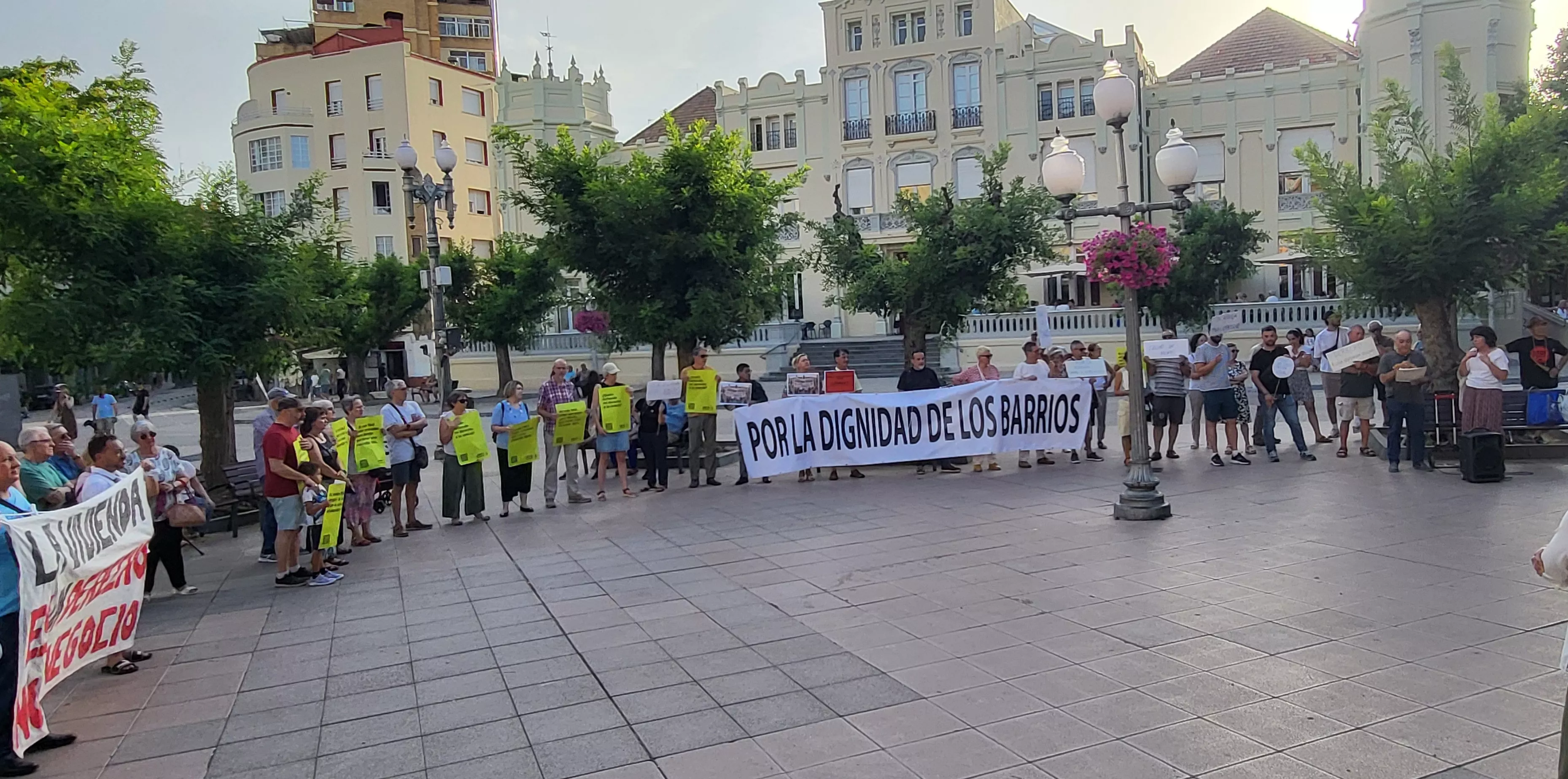 Decenas de personas salen a la calle por la vivienda y llaman a organizarse frente a la crisis del alquiler. Foto Mercedes Manterola