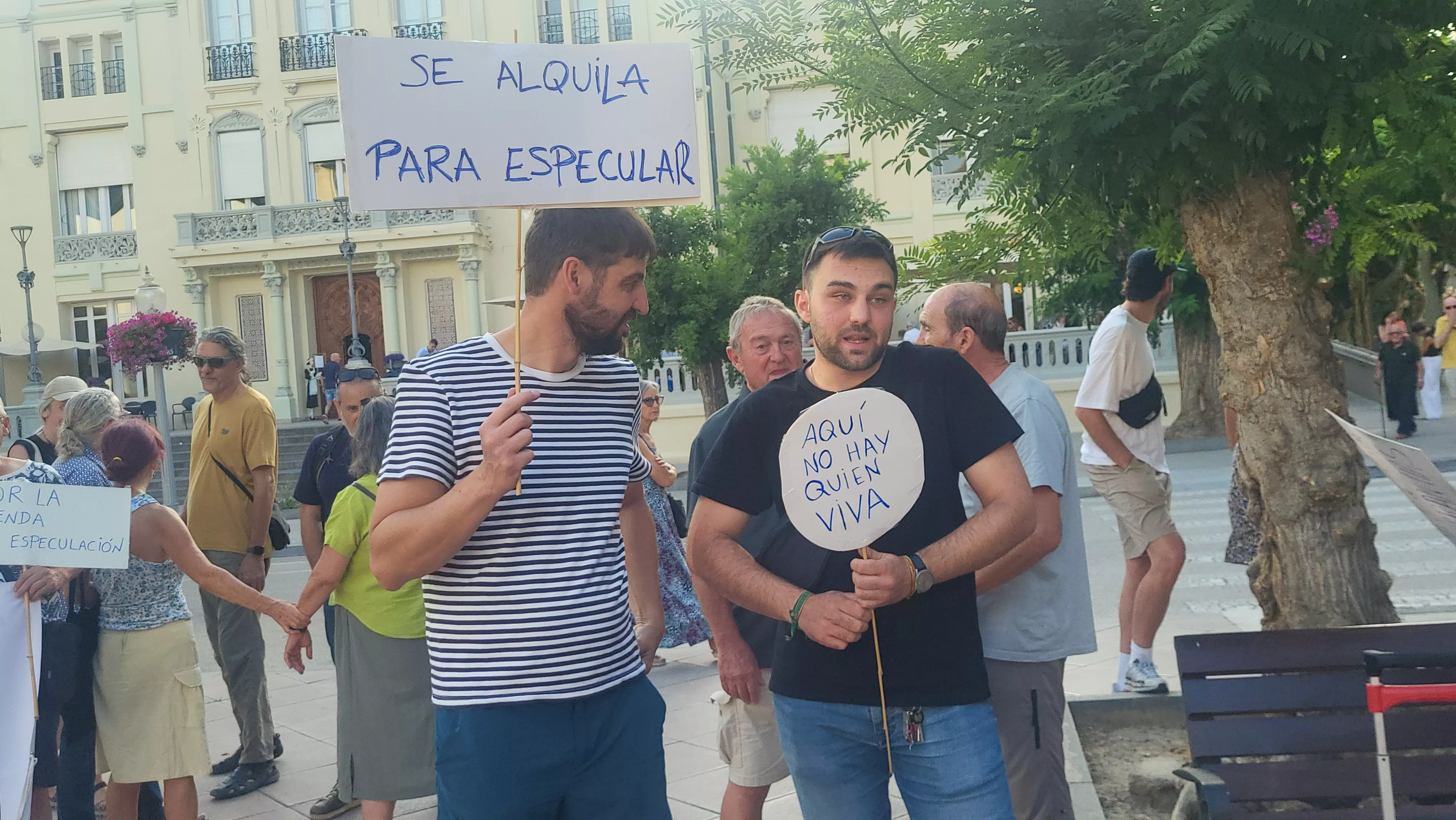 Protesta convocada por la Plataforma Vivienda Huesca. Foto Mercedes Manterola