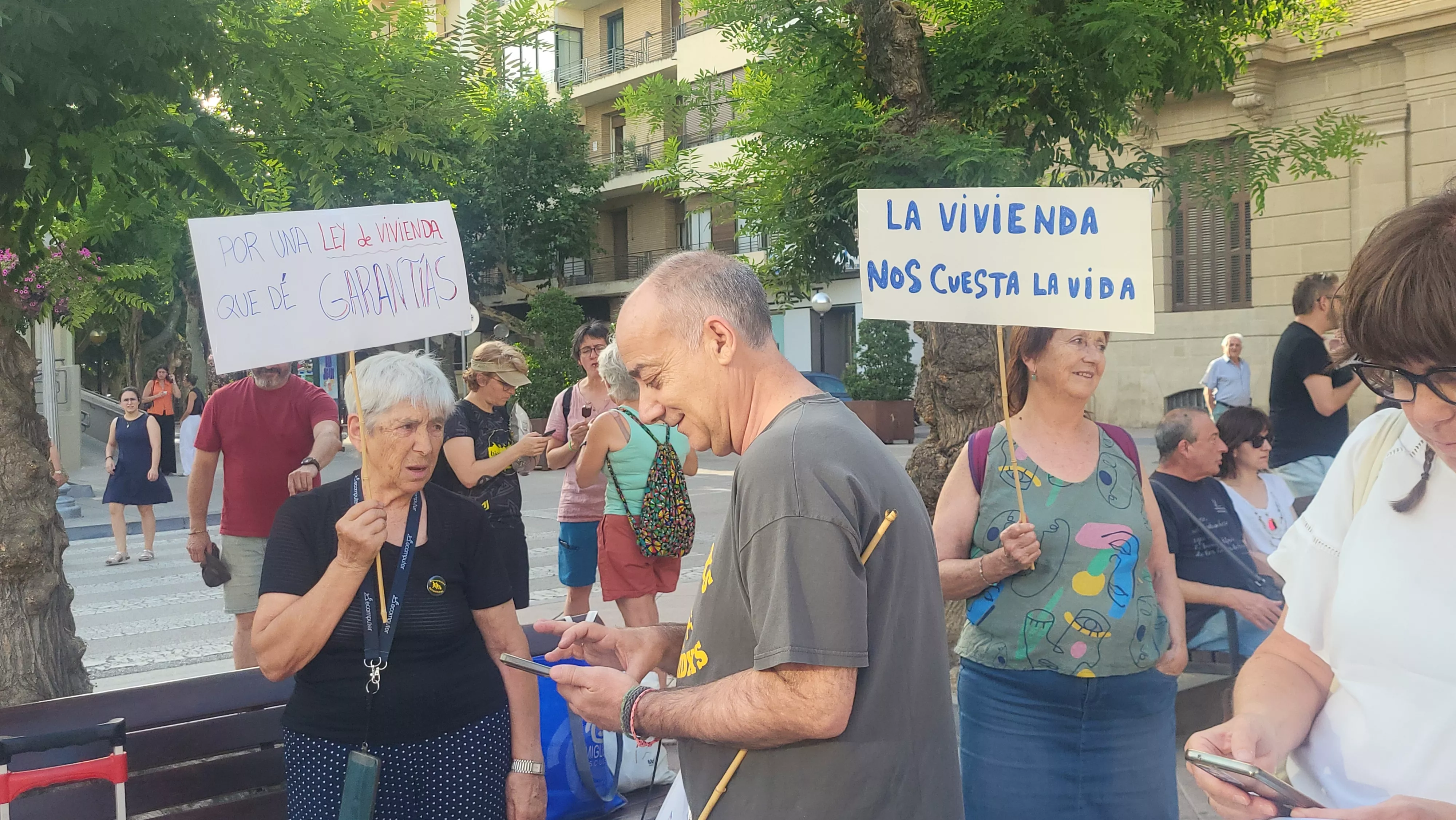Protesta convocada por la Plataforma Vivienda Huesca. Foto Mercedes Manterola