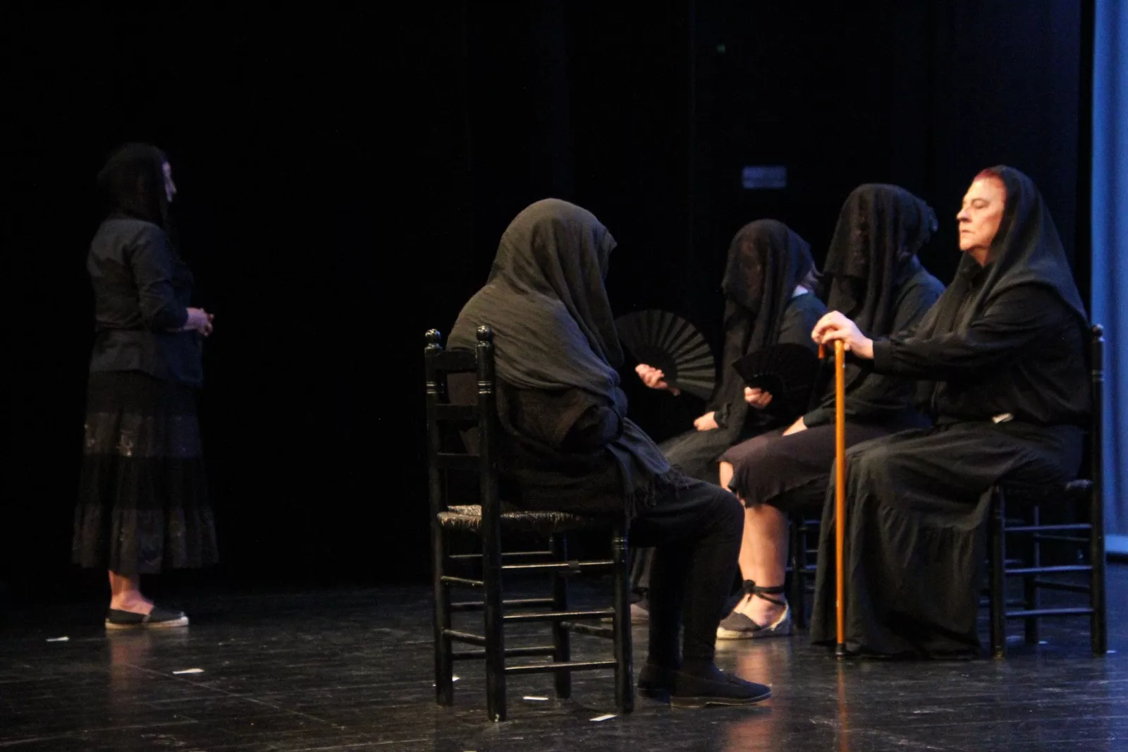 Representación de 'La casa de Bernarda Alba' por Alcorque Teatro en la Muestra Joven. Foto Carlos Neofato