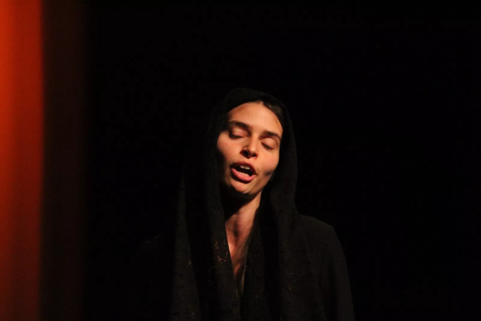 Representación de 'La casa de Bernarda Alba' por Alcorque Teatro en la Muestra Joven. Foto Carlos Neofato