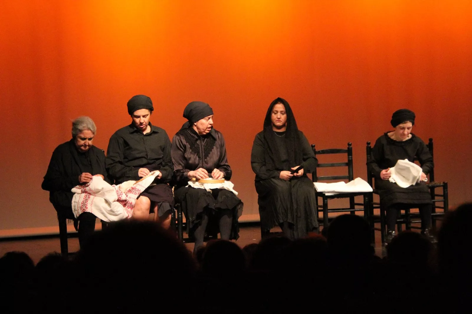 Representación de 'La casa de Bernarda Alba' por Alcorque Teatro en la Muestra Joven. Foto Carlos Neofato