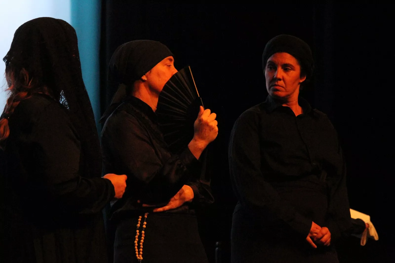 Representación de 'La casa de Bernarda Alba' por Alcorque Teatro en la Muestra Joven. Foto Carlos Neofato