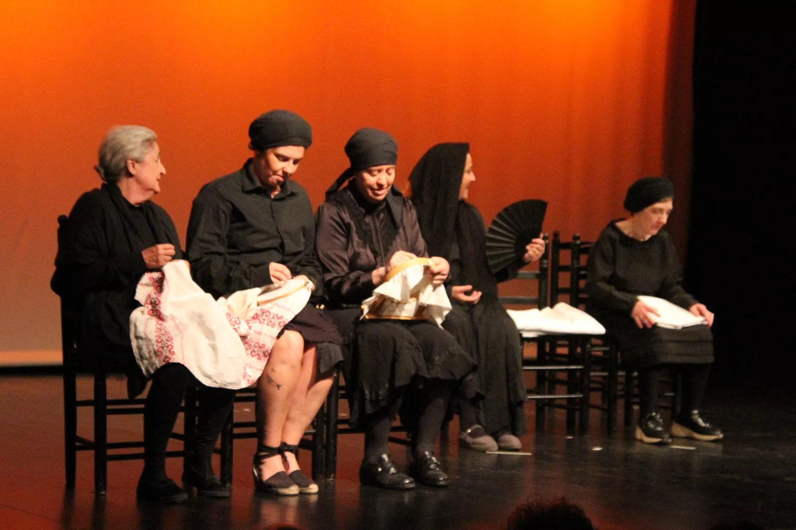 Representación de 'La casa de Bernarda Alba' por Alcorque Teatro en la Muestra Joven. Foto Carlos Neofato