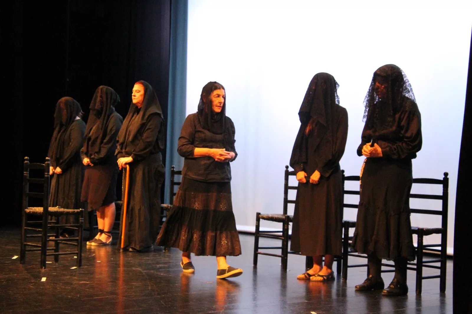 Representación de 'La casa de Bernarda Alba' por Alcorque Teatro en la Muestra Joven. Foto Carlos Neofato