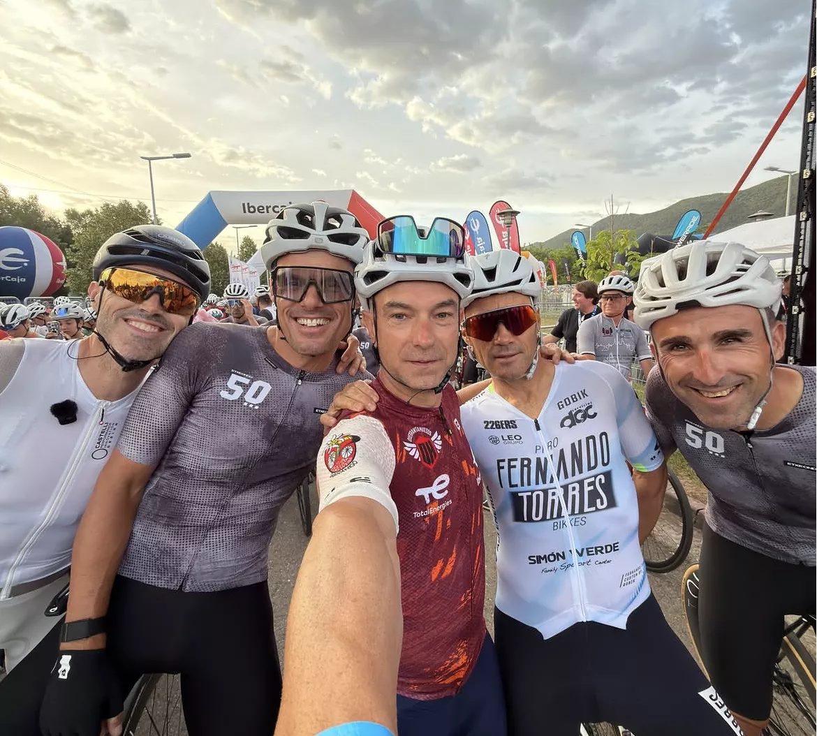 Vicioso, homenajeado de la presente edición, en un selfie antes de tomar la salida. Imanol Arizmendi domina una intensa Quebrantahuesos marcada por el calor