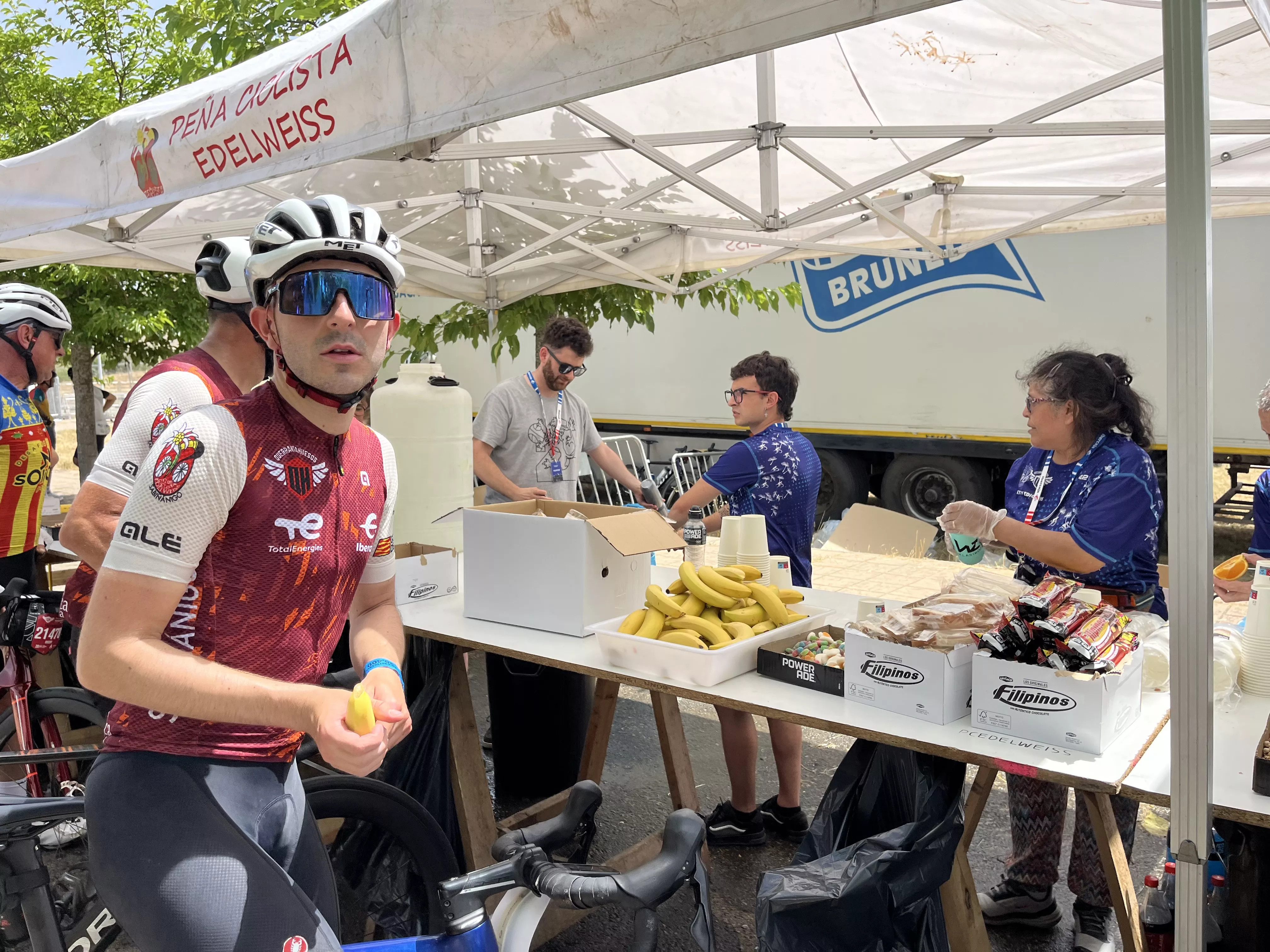 Un cicloturista junto a un avituallamiento a la llegada. Foto: Adri Mora